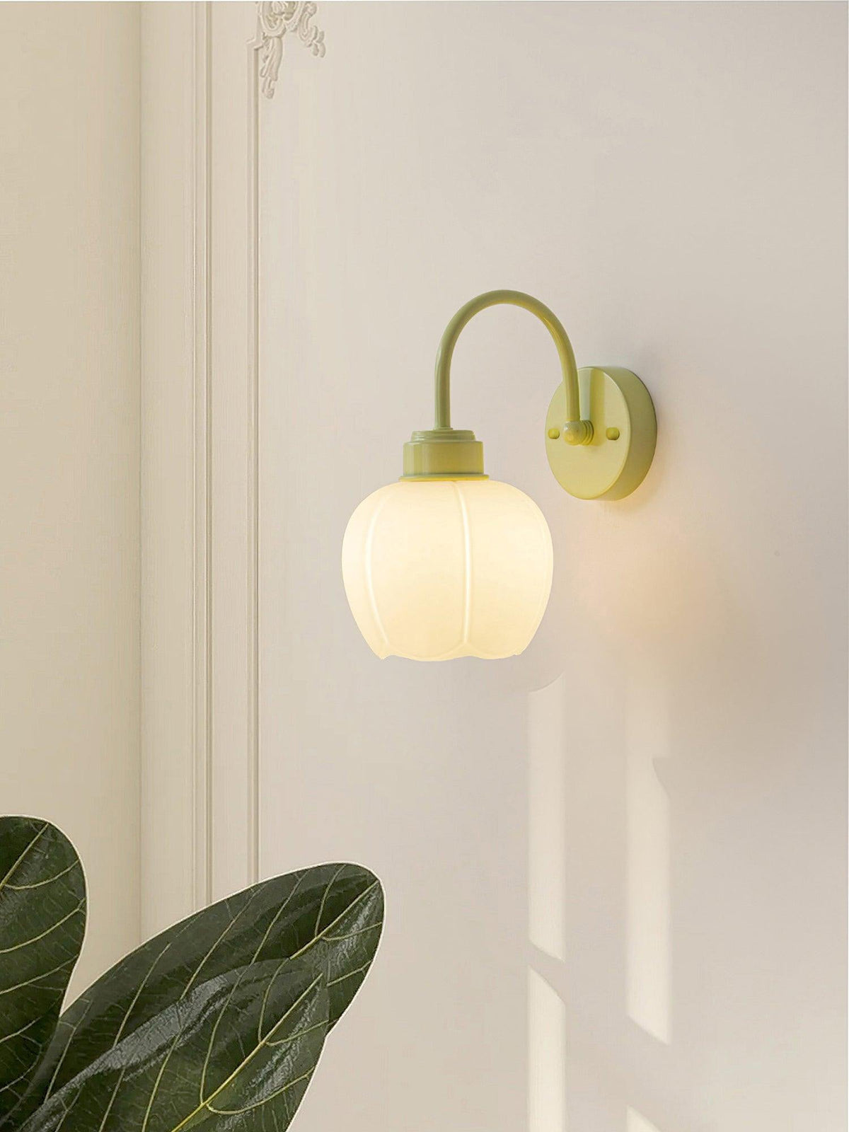 Alliraris betoverende glazen bloemvormige wandlamp