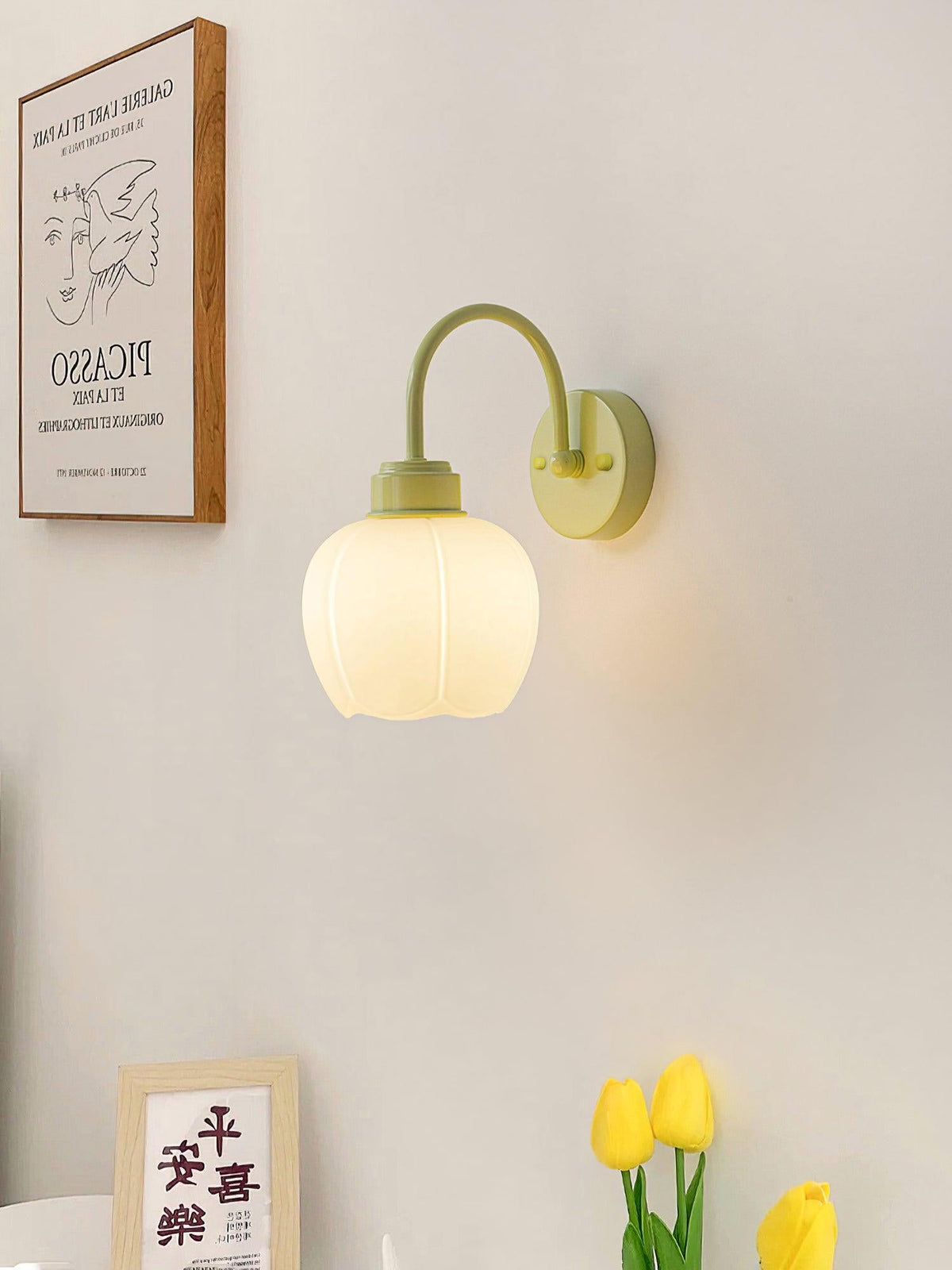 Alliraris betoverende glazen bloemvormige wandlamp