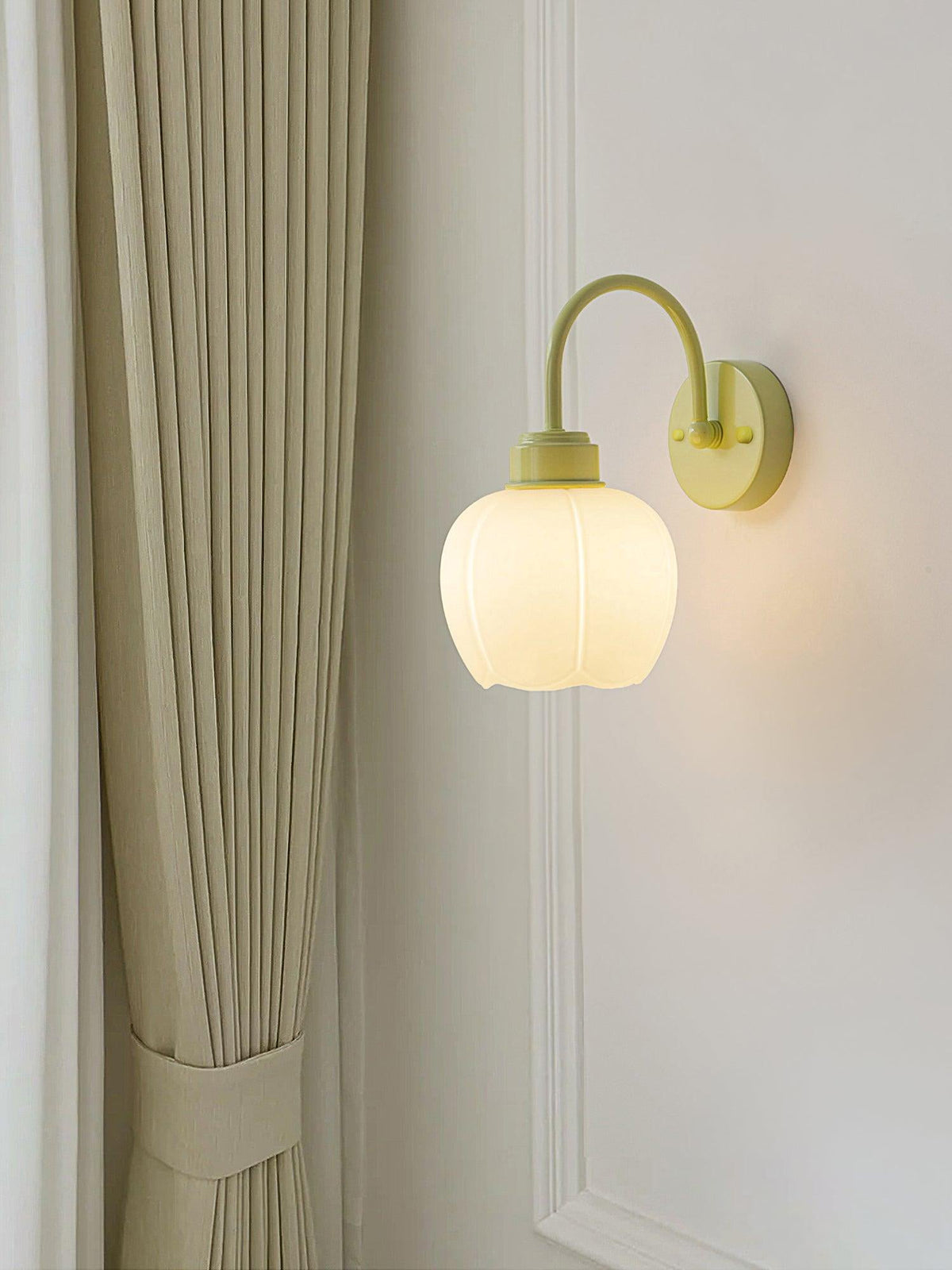 Alliraris betoverende glazen bloemvormige wandlamp