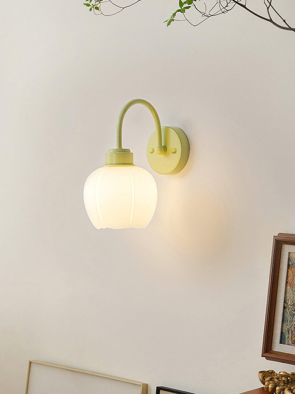 Alliraris betoverende glazen bloemvormige wandlamp