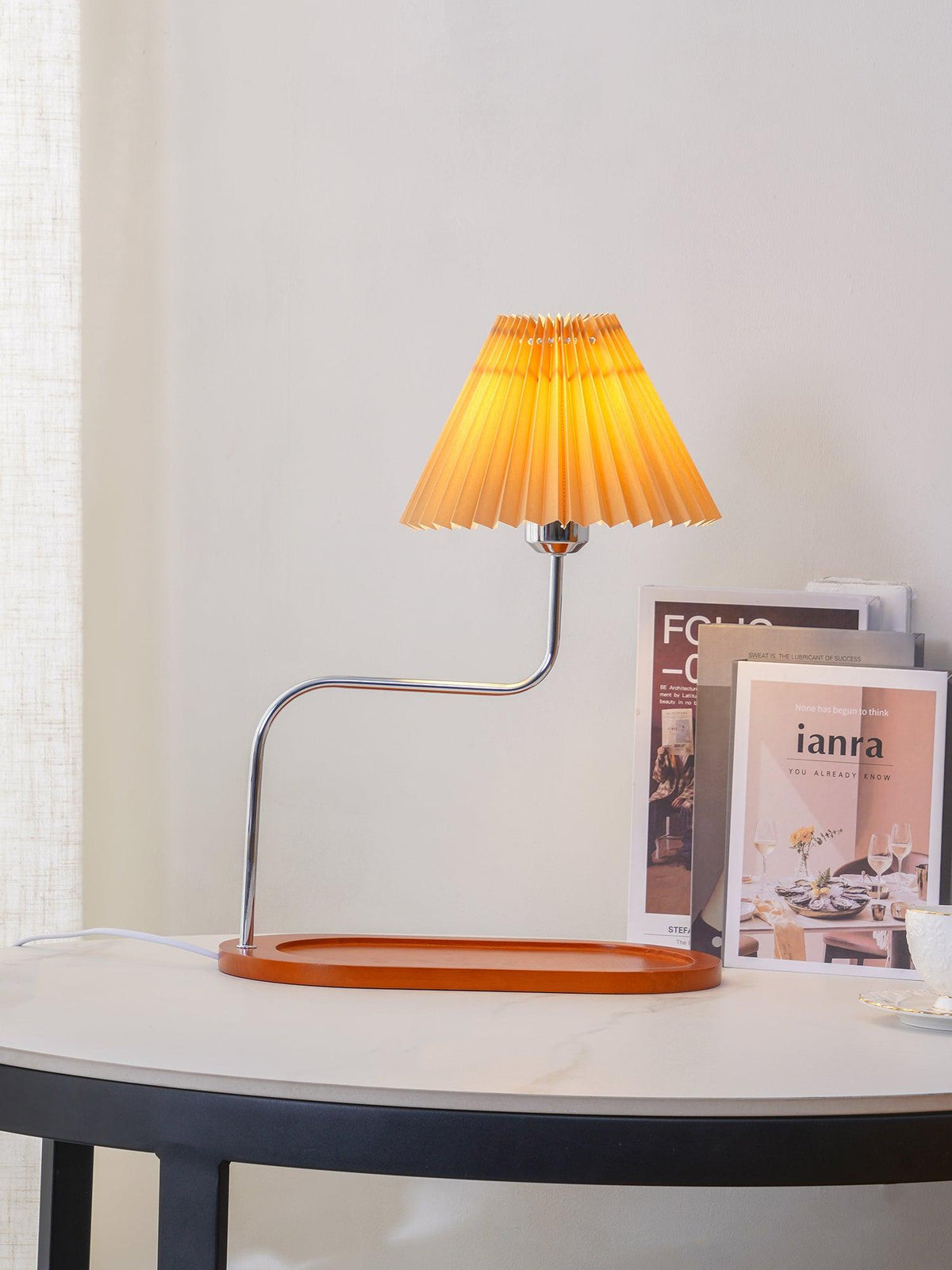 Ornelle tafellamp van hout en stof