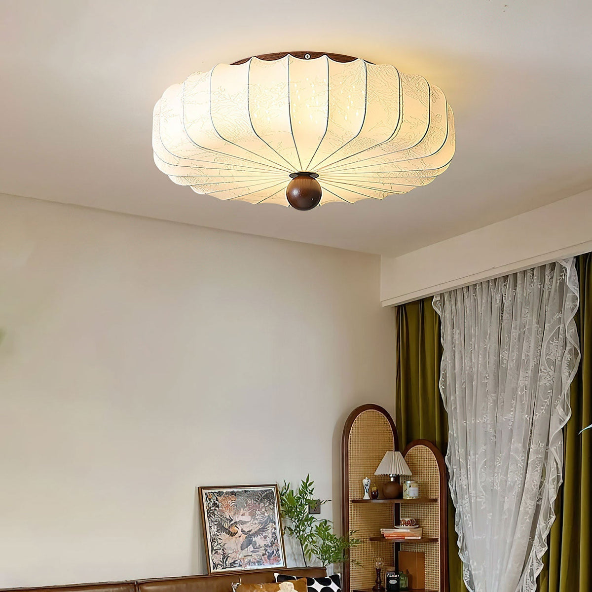 Lotus plafondlamp van walnootkleur en beige stof