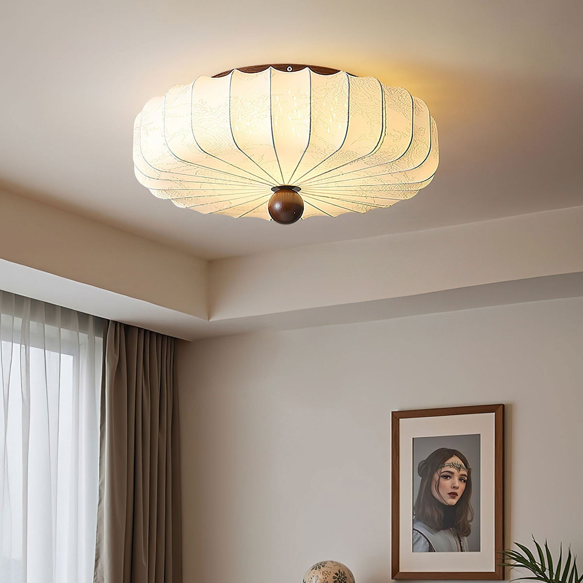 Lotus plafondlamp van walnootkleur en beige stof