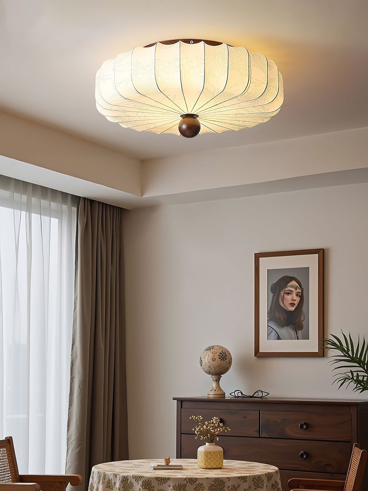 Lotus plafondlamp van walnootkleur en beige stof