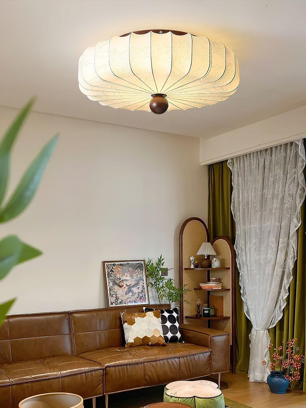 Lotus plafondlamp van walnootkleur en beige stof
