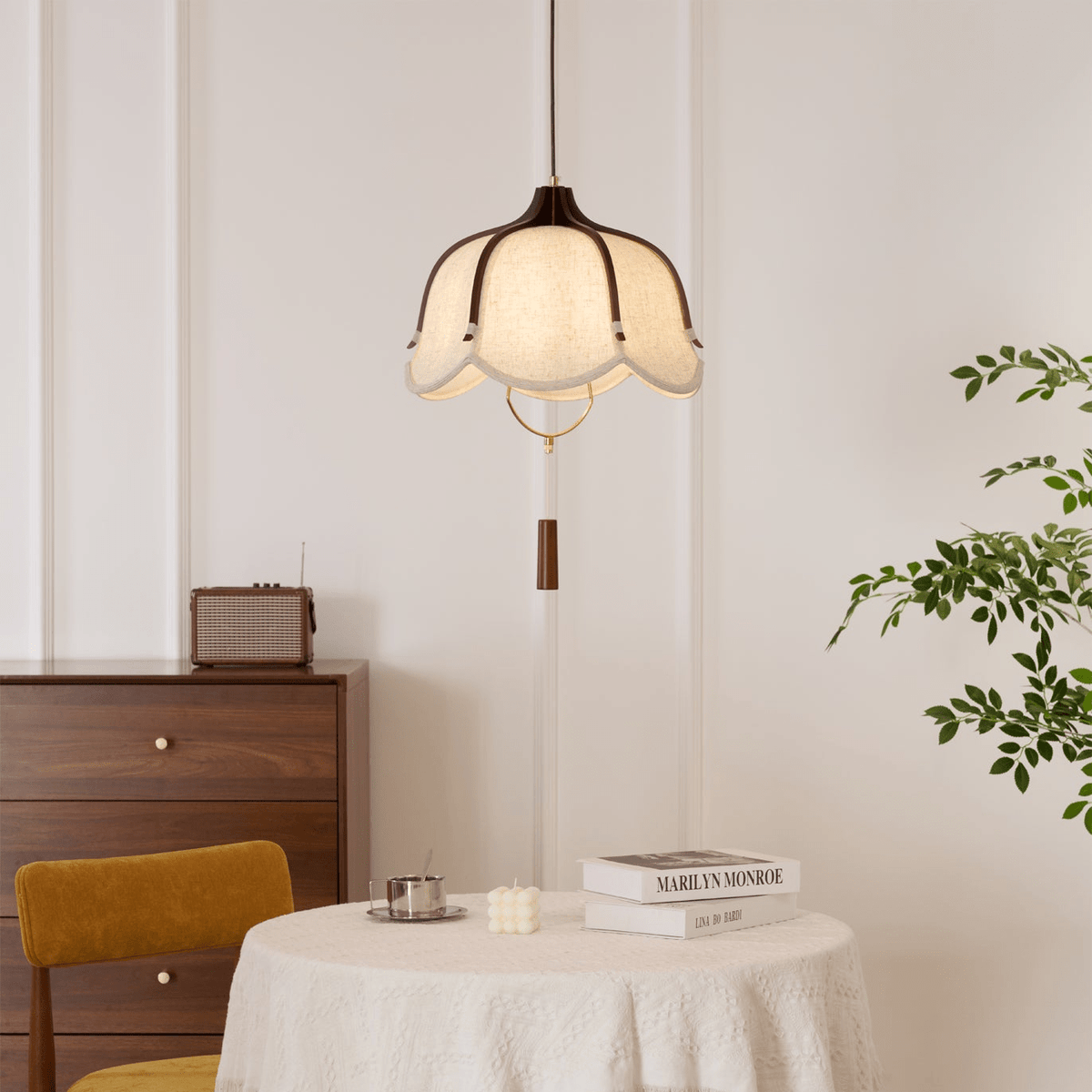 Serisia moderne hanglamp met textielkap en walnoothout