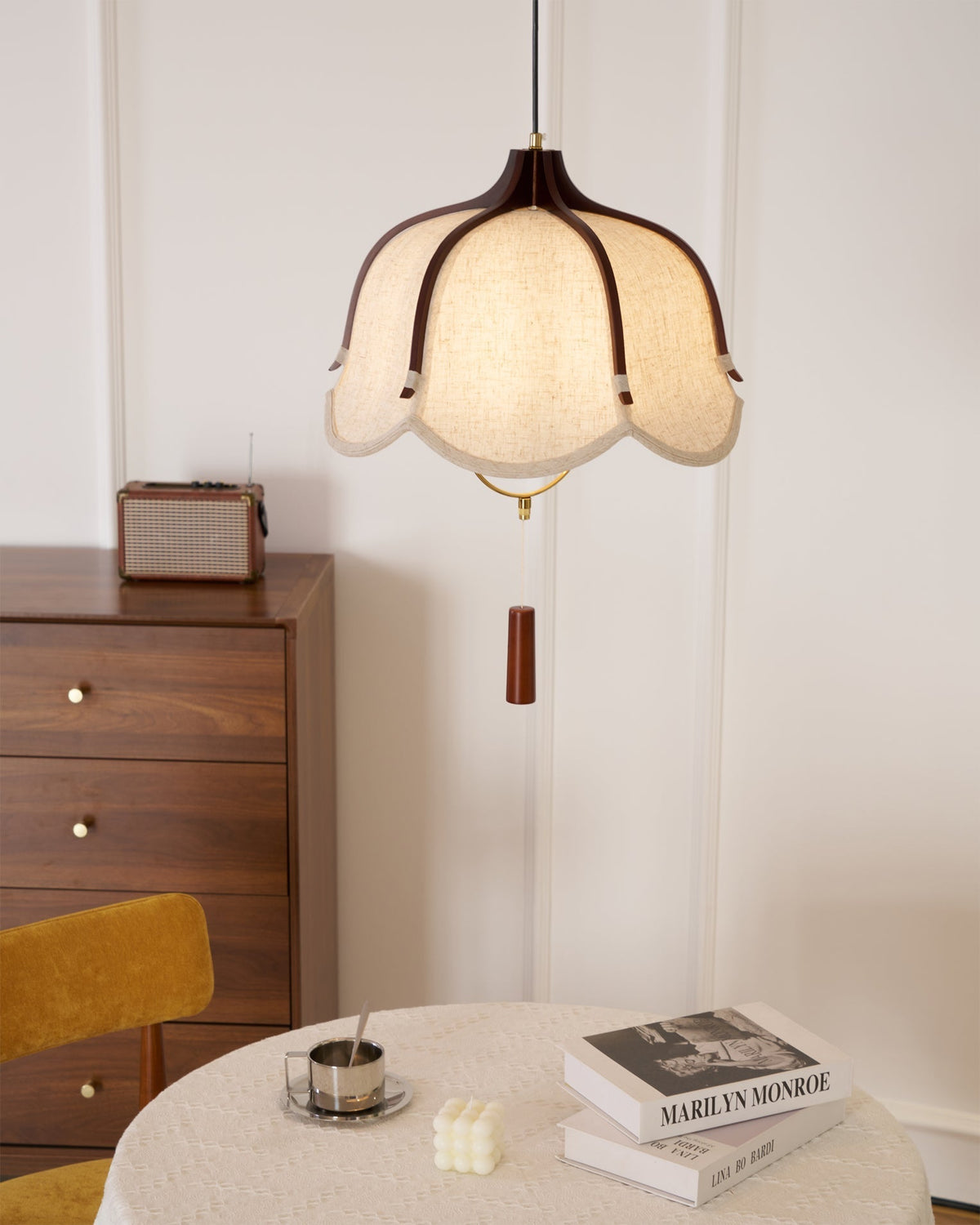 Serisia moderne hanglamp met textielkap en walnoothout