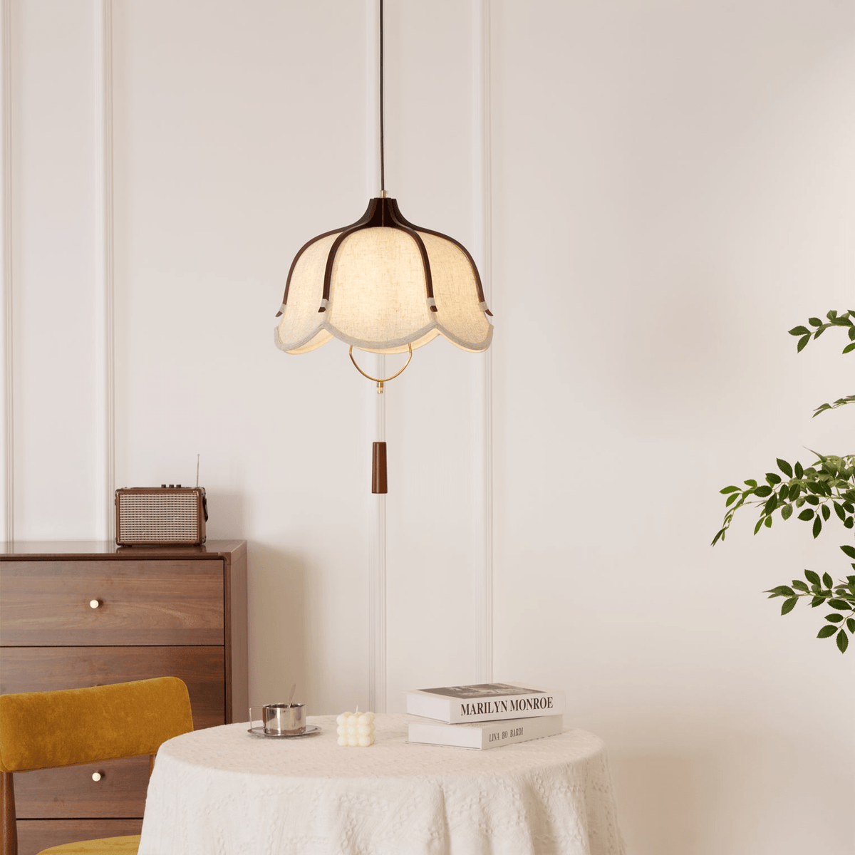 Serisia moderne hanglamp met textielkap en walnoothout
