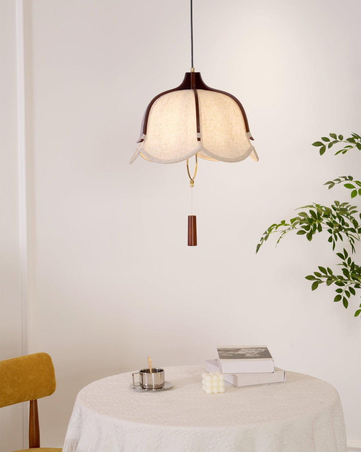 Serisia moderne hanglamp met textielkap en walnoothout