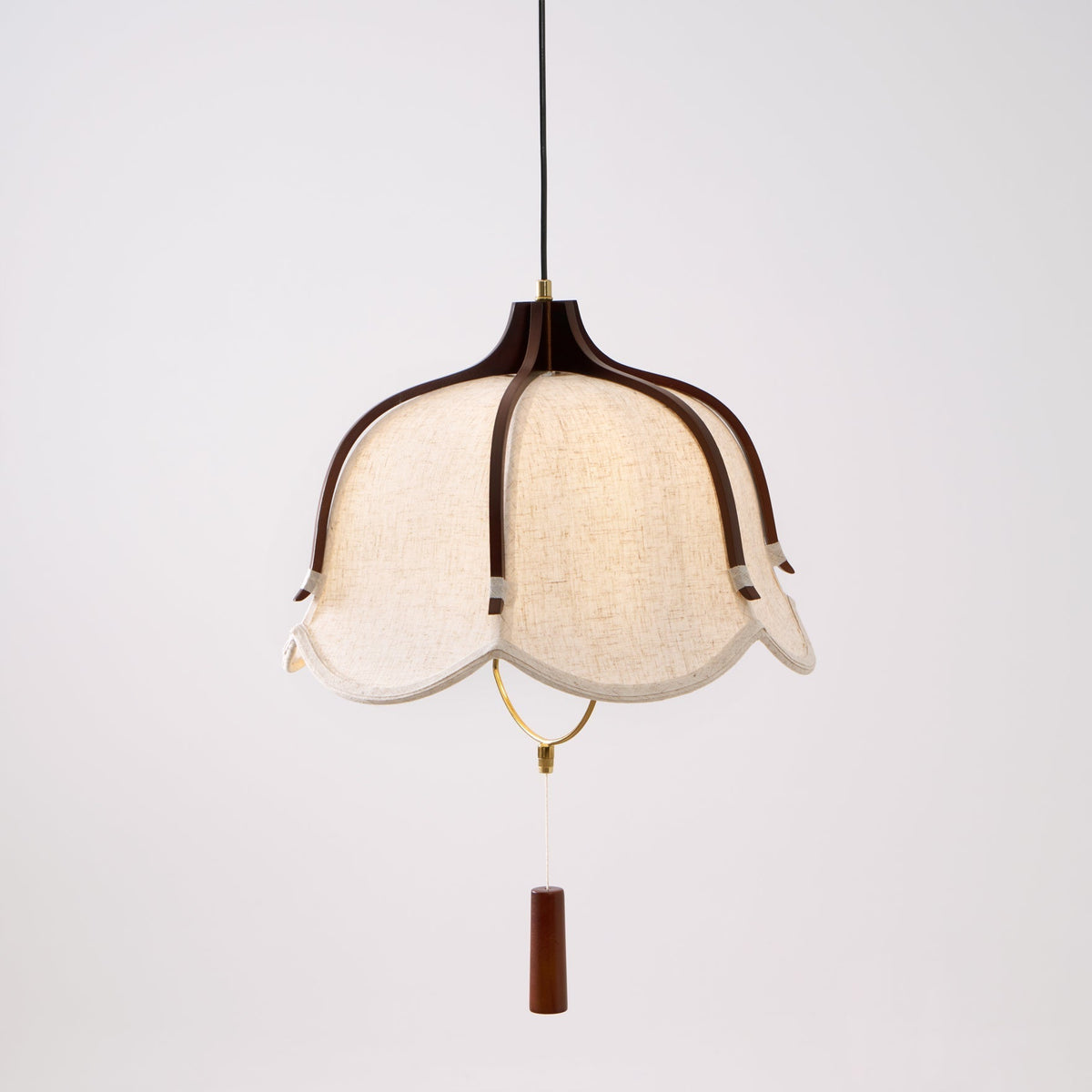 Serisia moderne hanglamp met textielkap en walnoothout