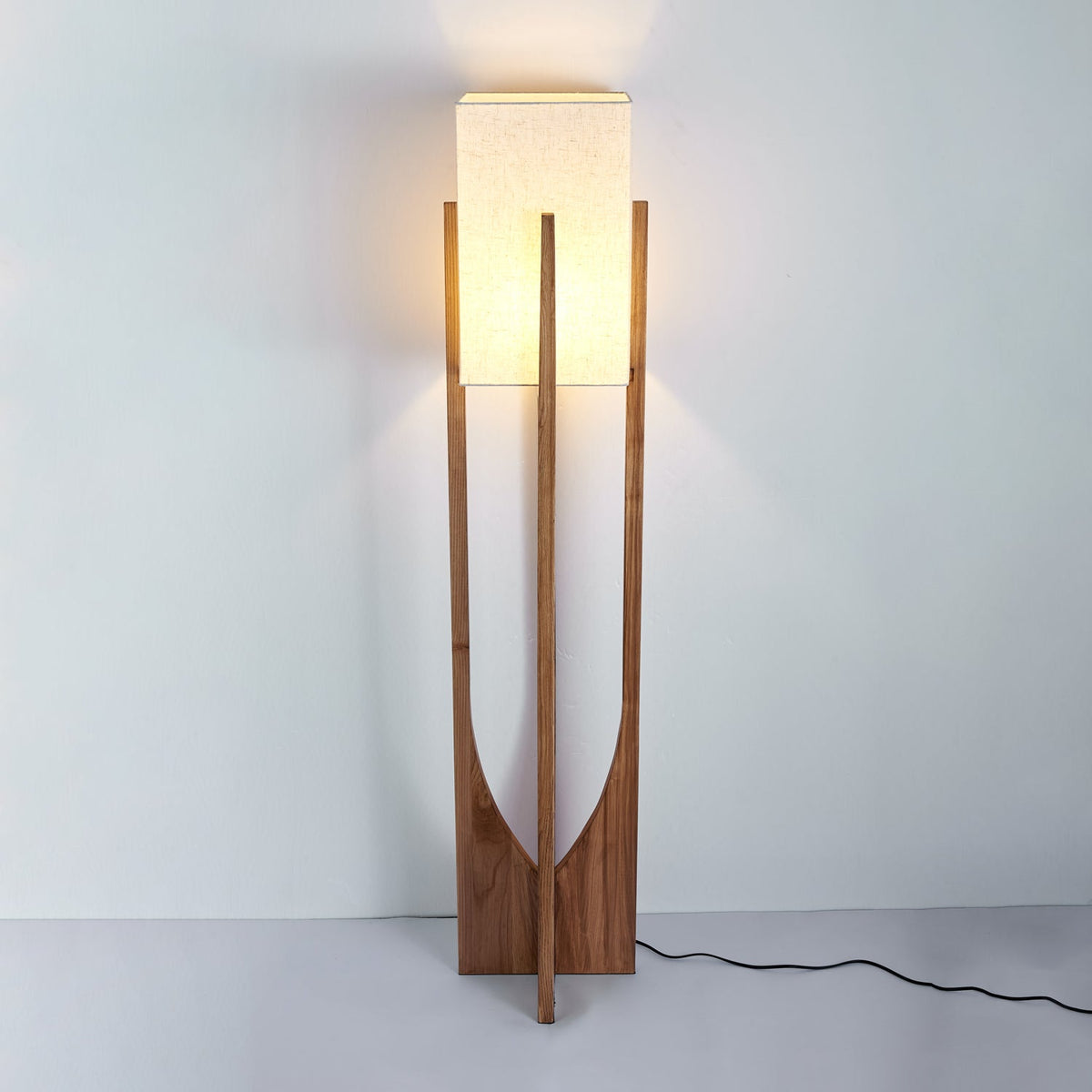 Syleia vloerlamp van hout modern
