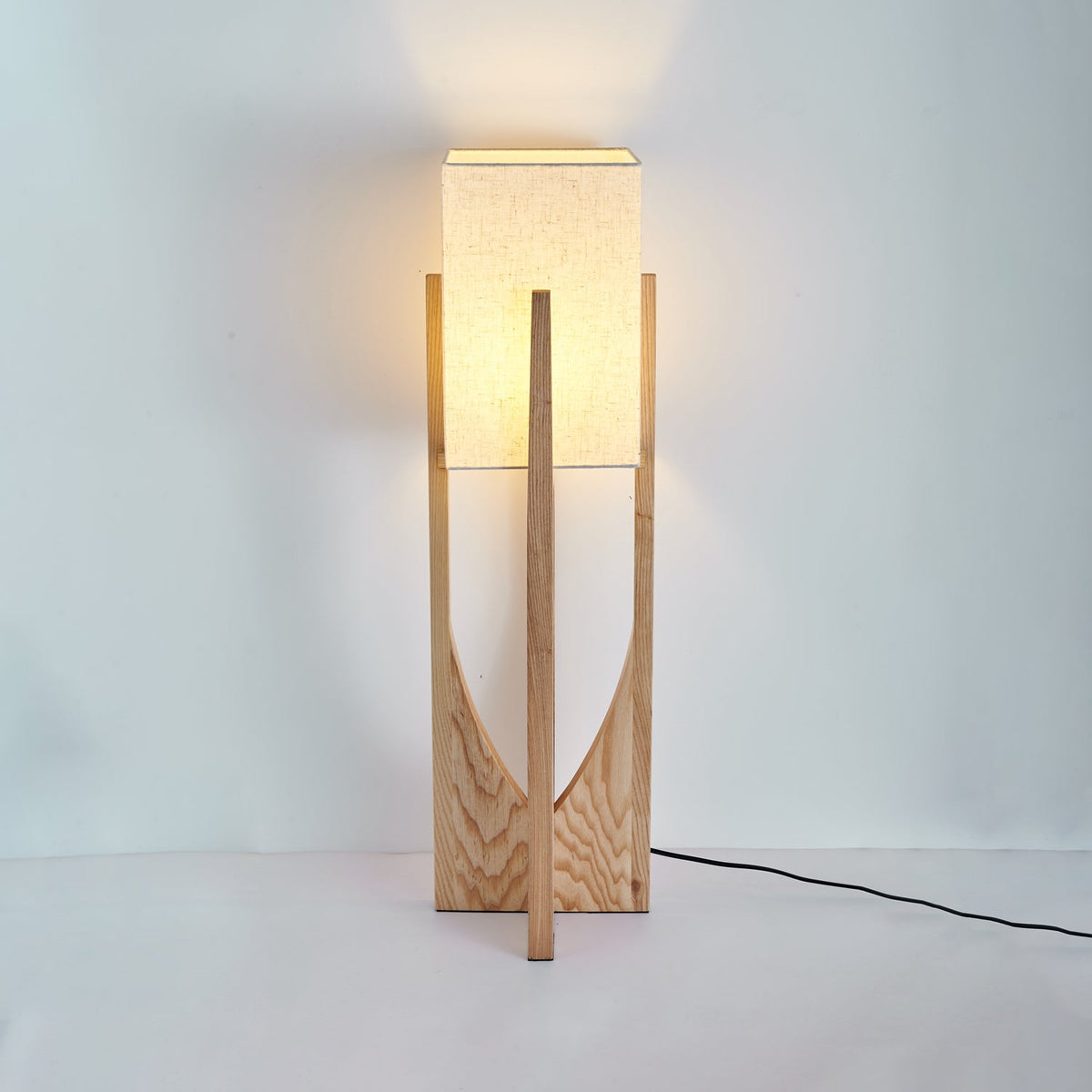 Syleia vloerlamp van hout modern