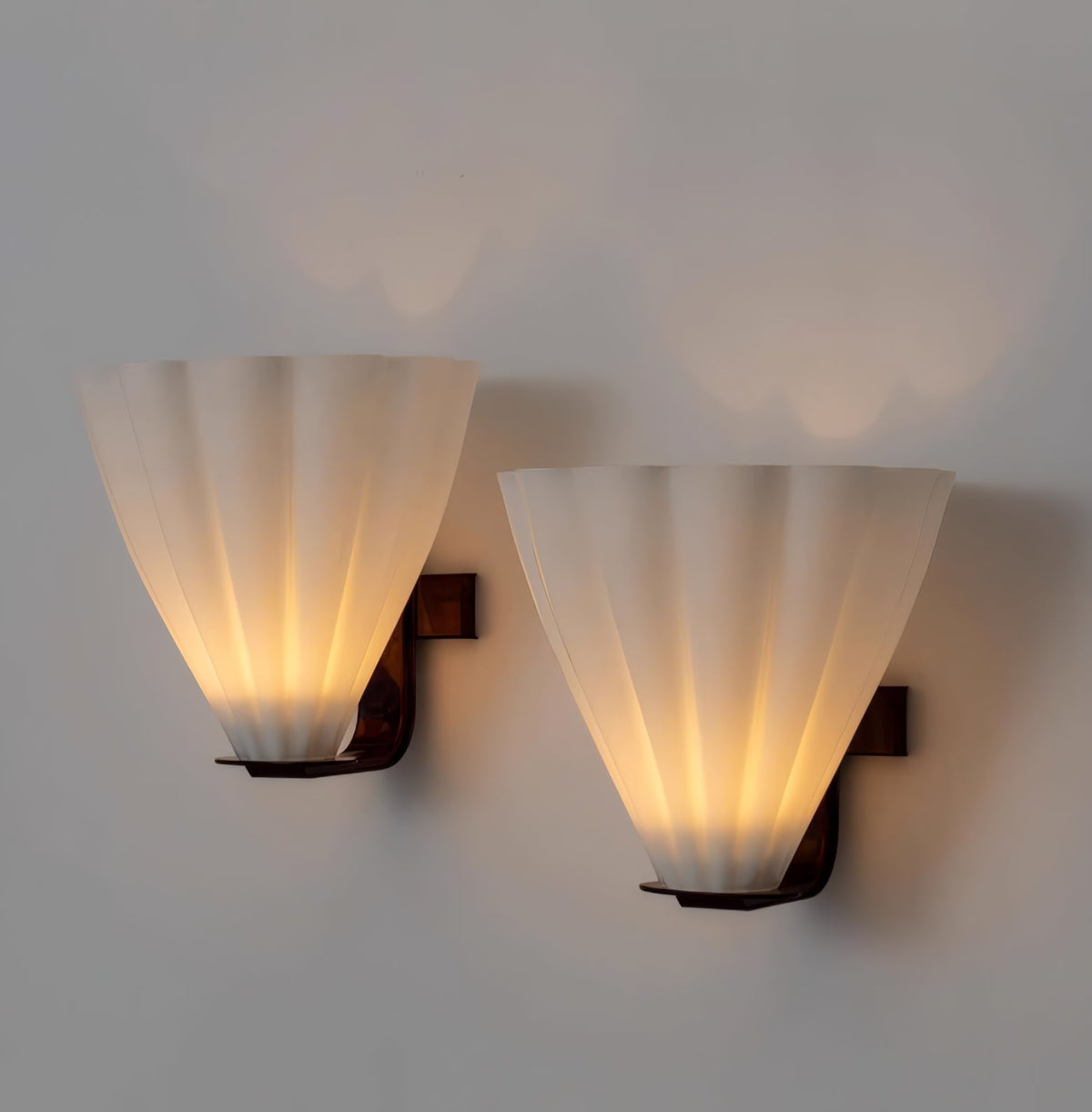 Ixelyn vormgegeven glazen wandlamp