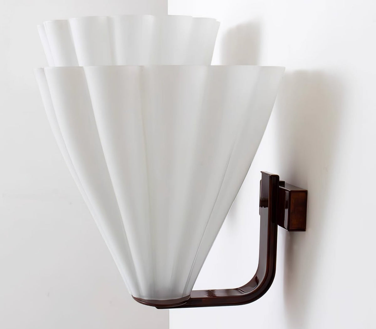 Ixelyn vormgegeven glazen wandlamp