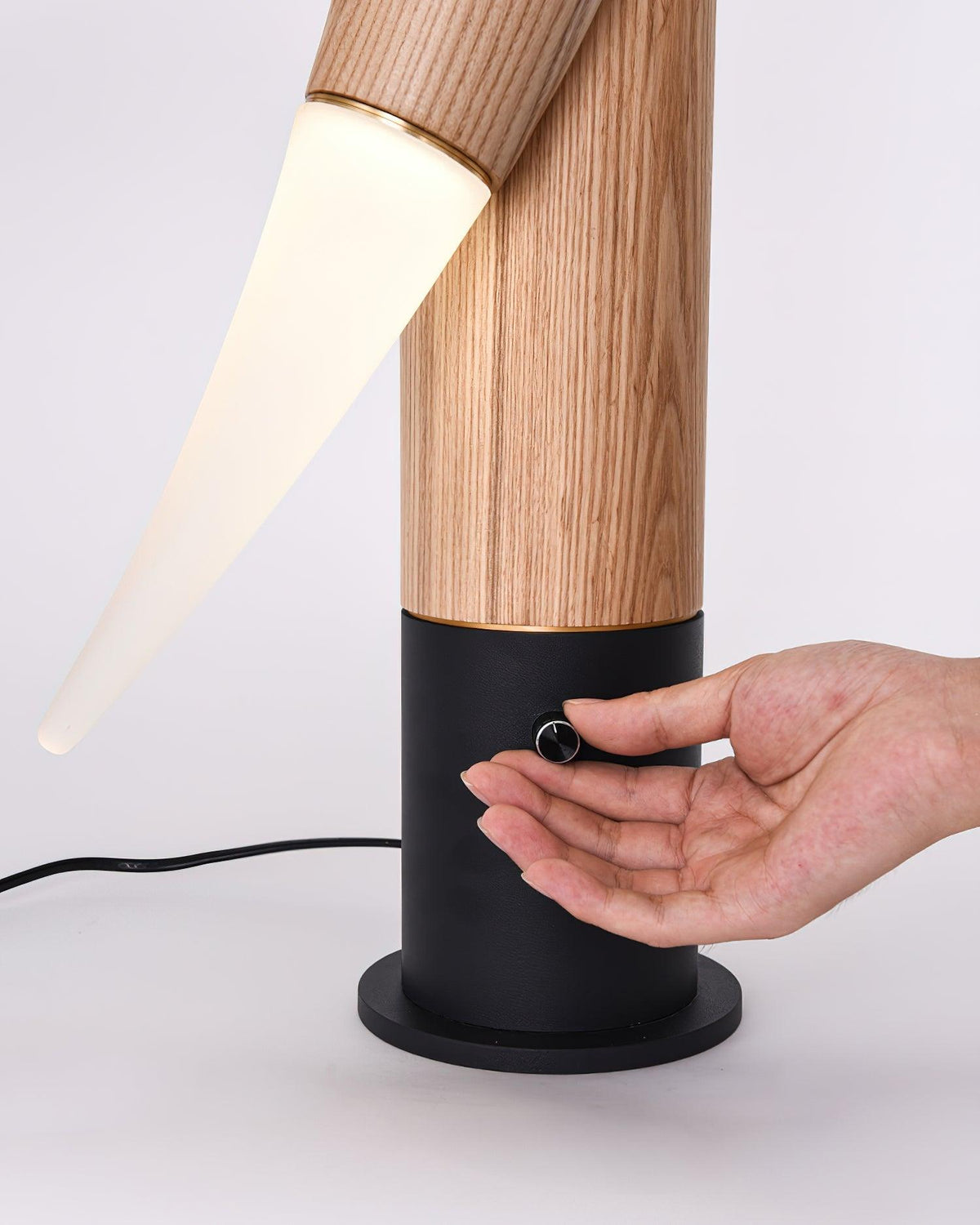 Sylueria moderne tafellamp van walnoothout