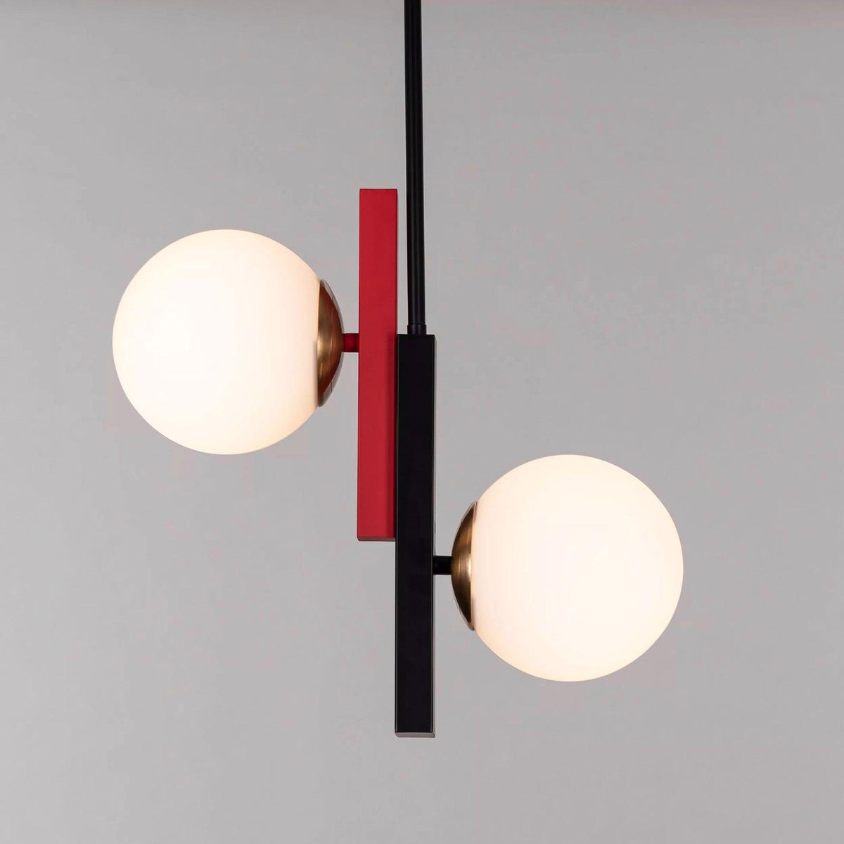 Veveny hanglamp met dubbele bollen en lineaire balken in geometrische stijl