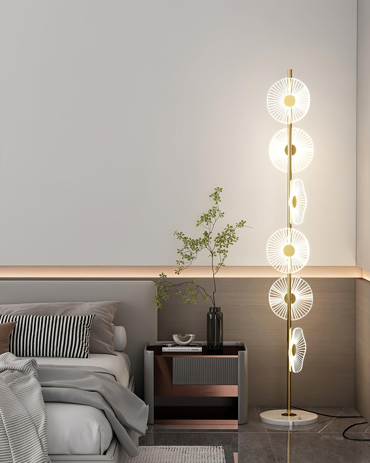 Petaira vloerlamp van marmer in goudkleurige afwerking