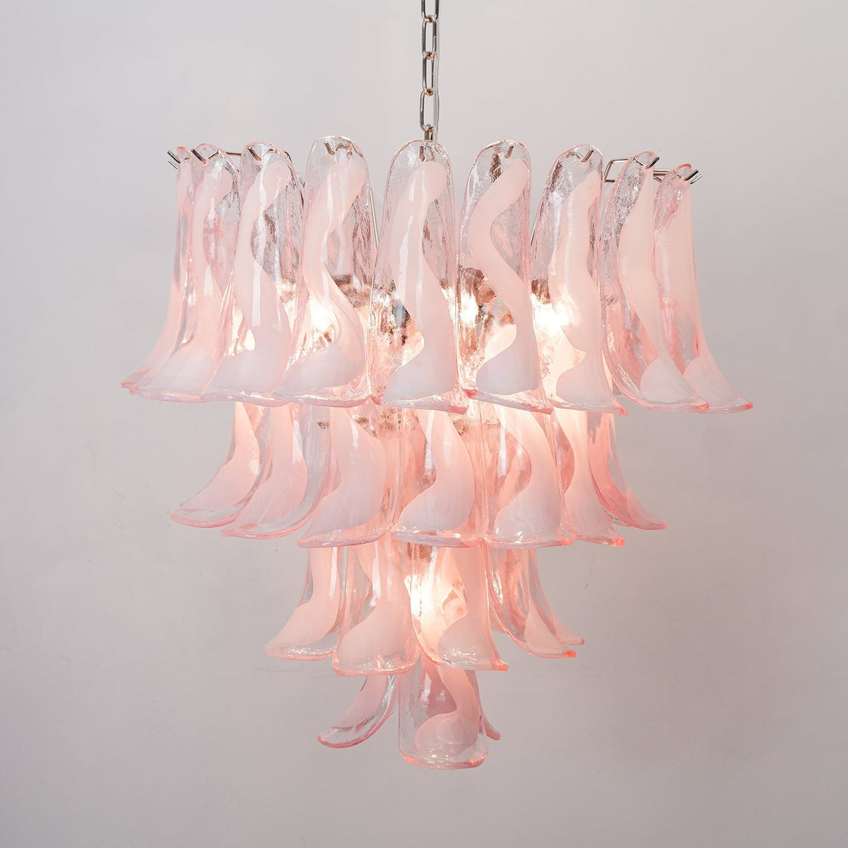 Miraian kroonluchter met roze Murano-lilybloemblaadjes, cascaderend bloemenmotief en klassiek ontwerp met bloemblaadjes