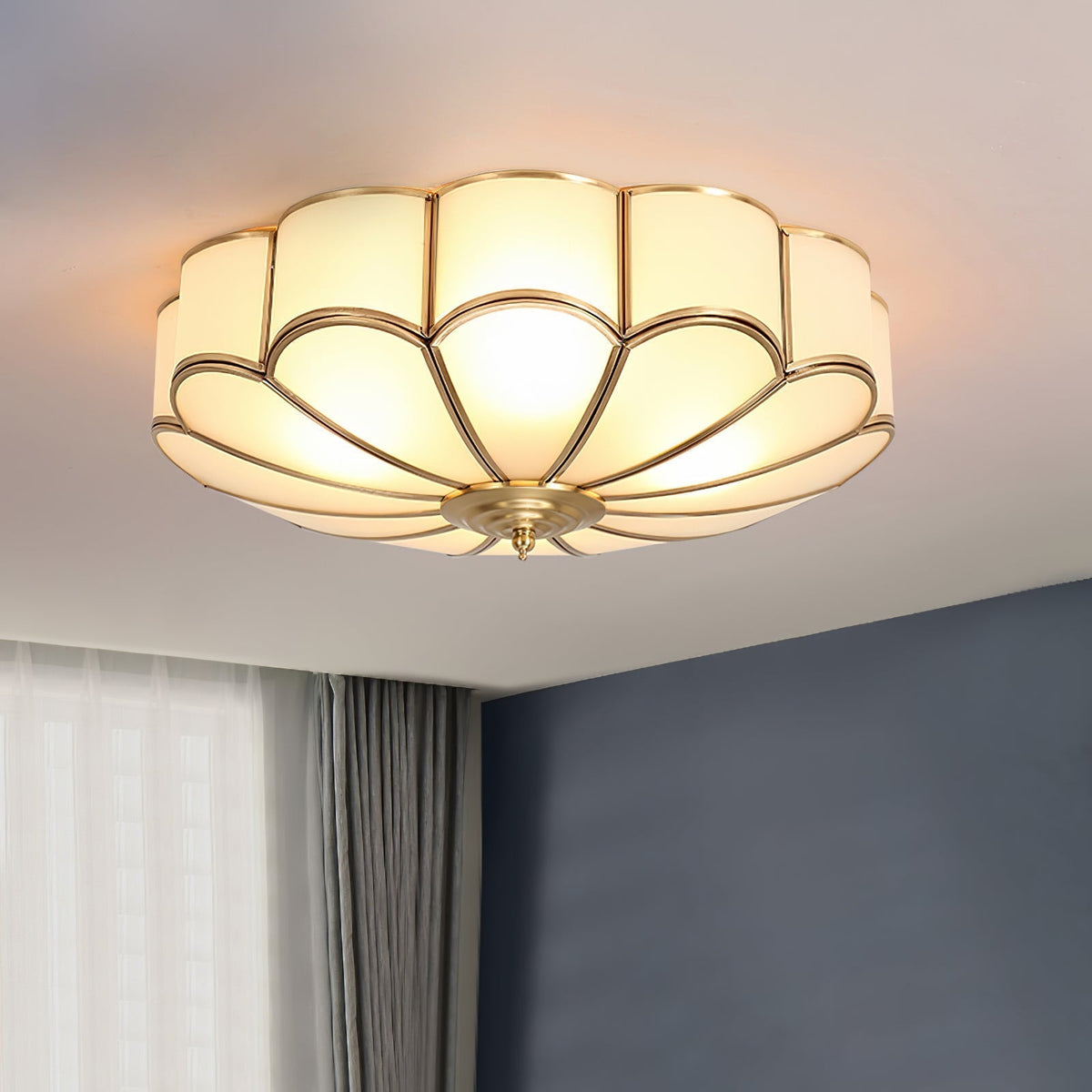 Eiroria Bloemvormige plafondlamp van messing met glas