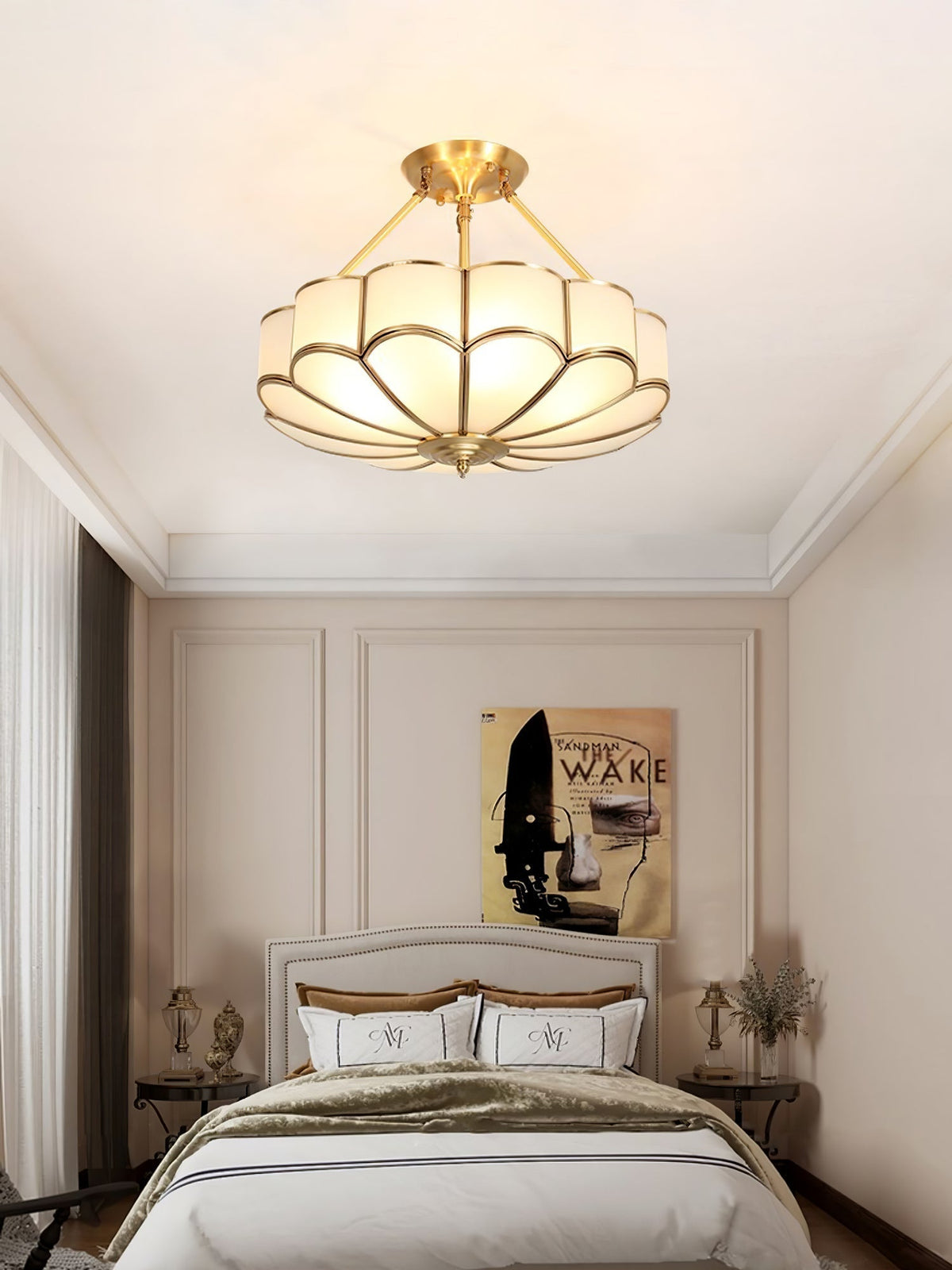 Levenor plafondlamp van matglas met bloemblaadjes en messing afwerking