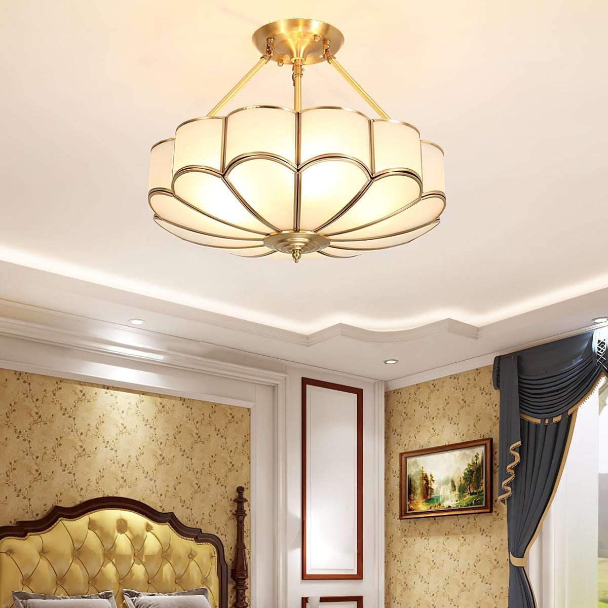 Levenor plafondlamp van matglas met bloemblaadjes en messing afwerking