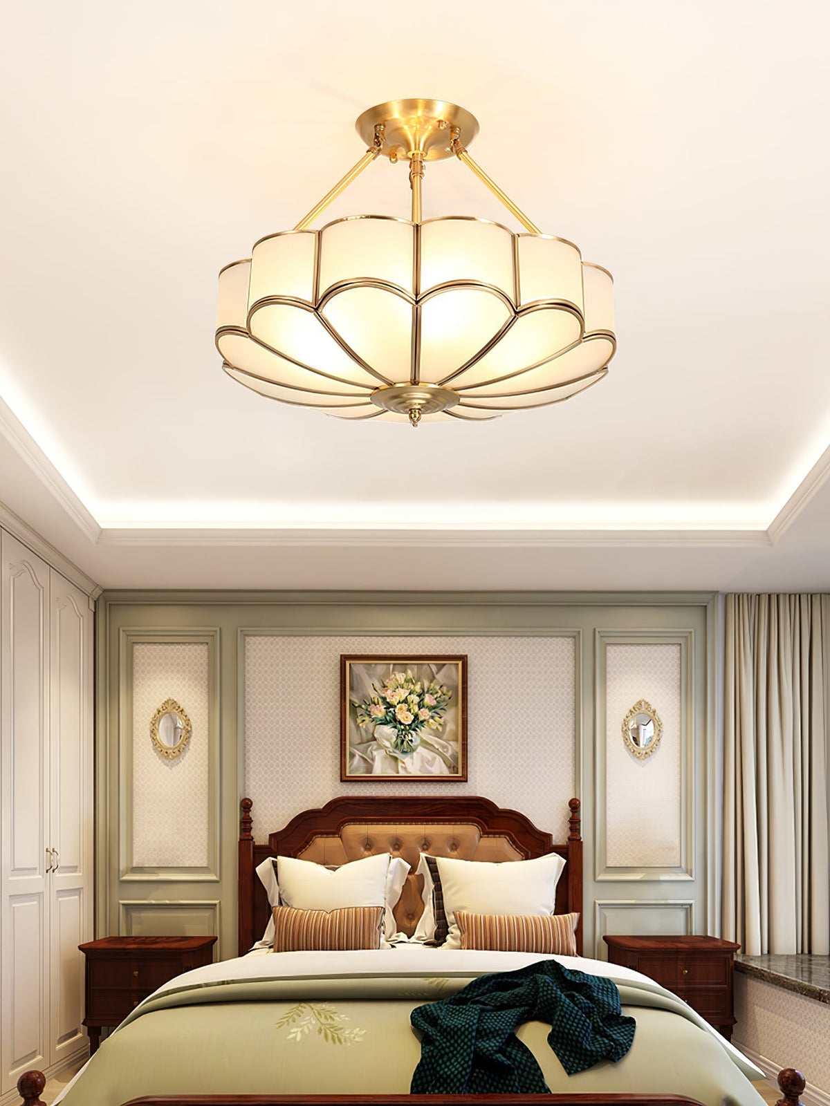 Levenor plafondlamp van matglas met bloemblaadjes en messing afwerking