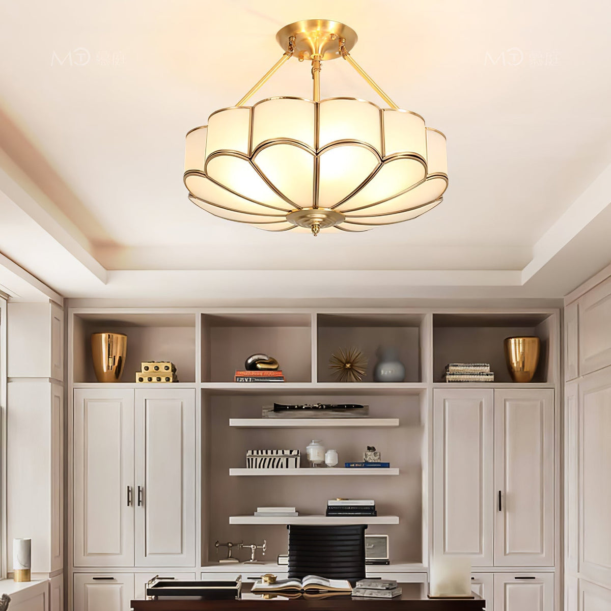 Levenor plafondlamp van matglas met bloemblaadjes en messing afwerking