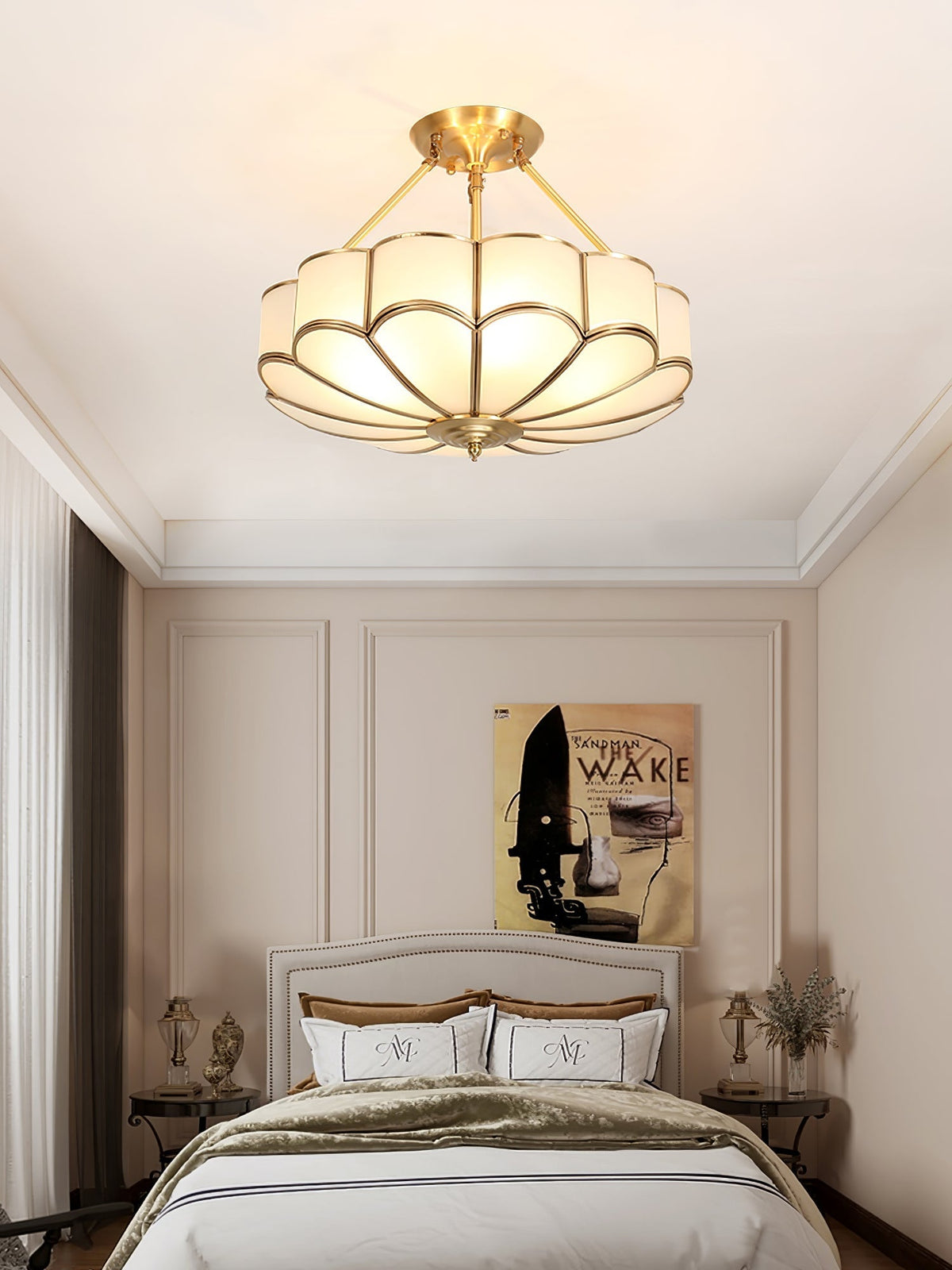 Levenor plafondlamp van matglas met bloemblaadjes en messing afwerking