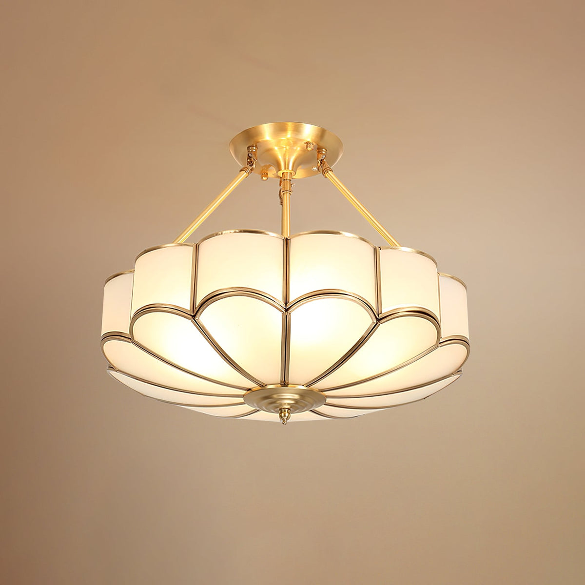 Levenor plafondlamp van matglas met bloemblaadjes en messing afwerking