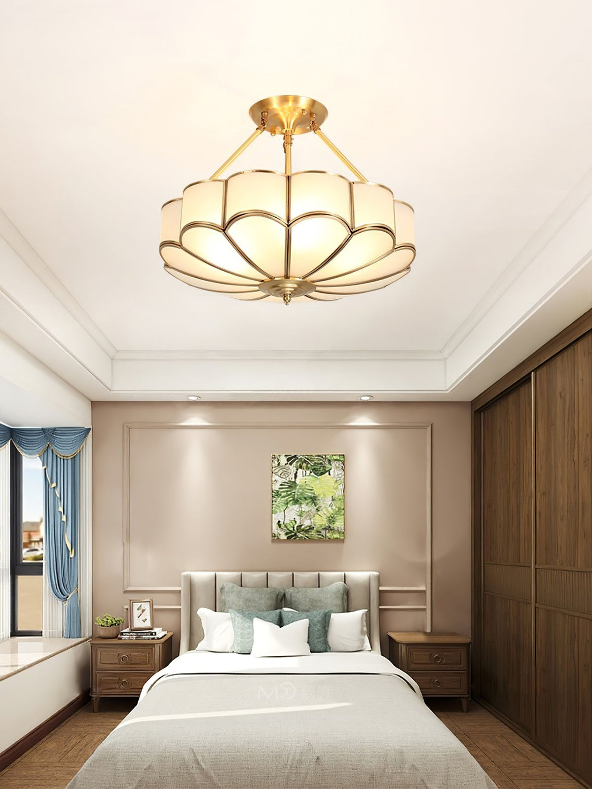 Levenor plafondlamp van matglas met bloemblaadjes en messing afwerking