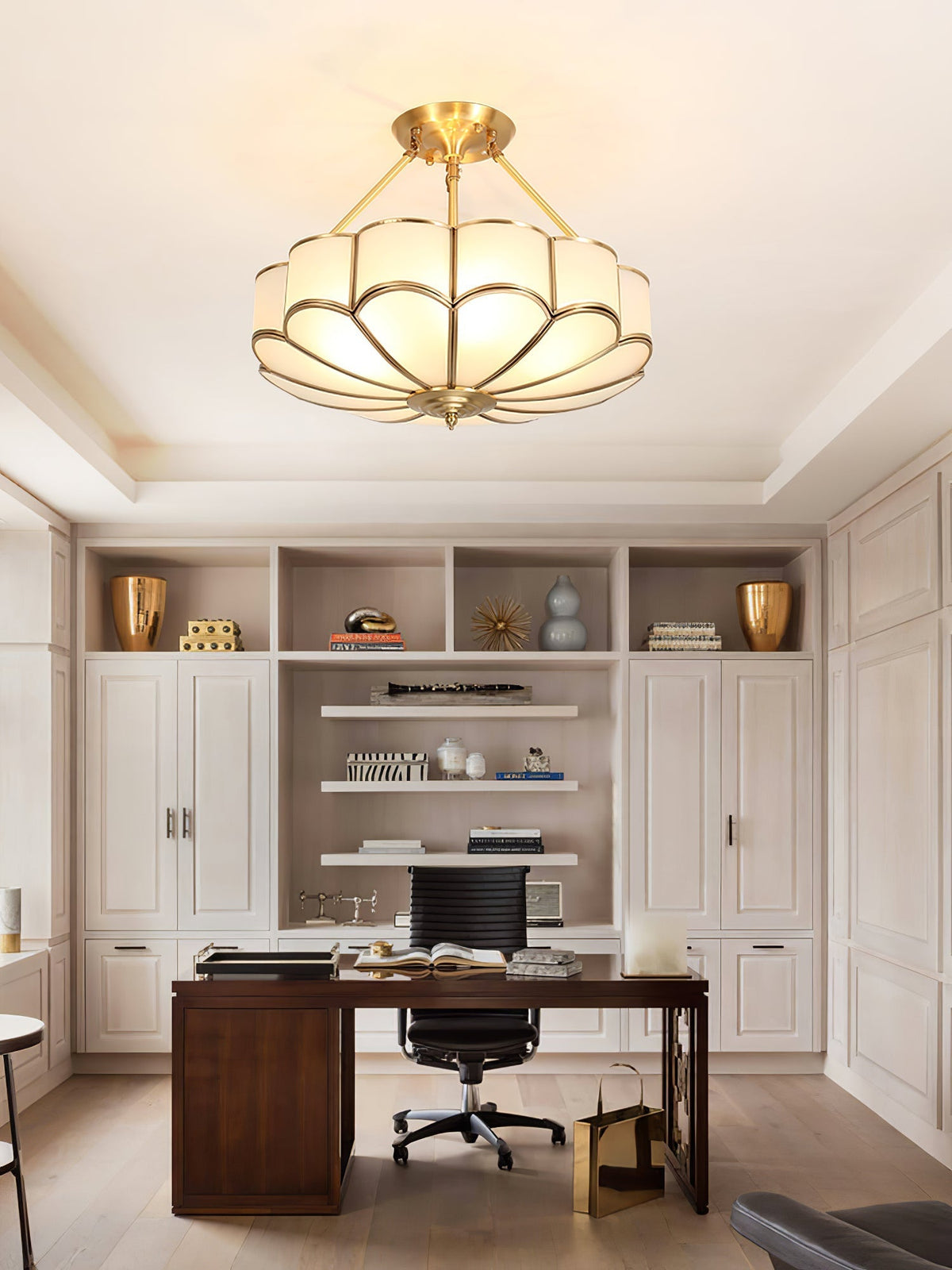 Levenor plafondlamp van matglas met bloemblaadjes en messing afwerking