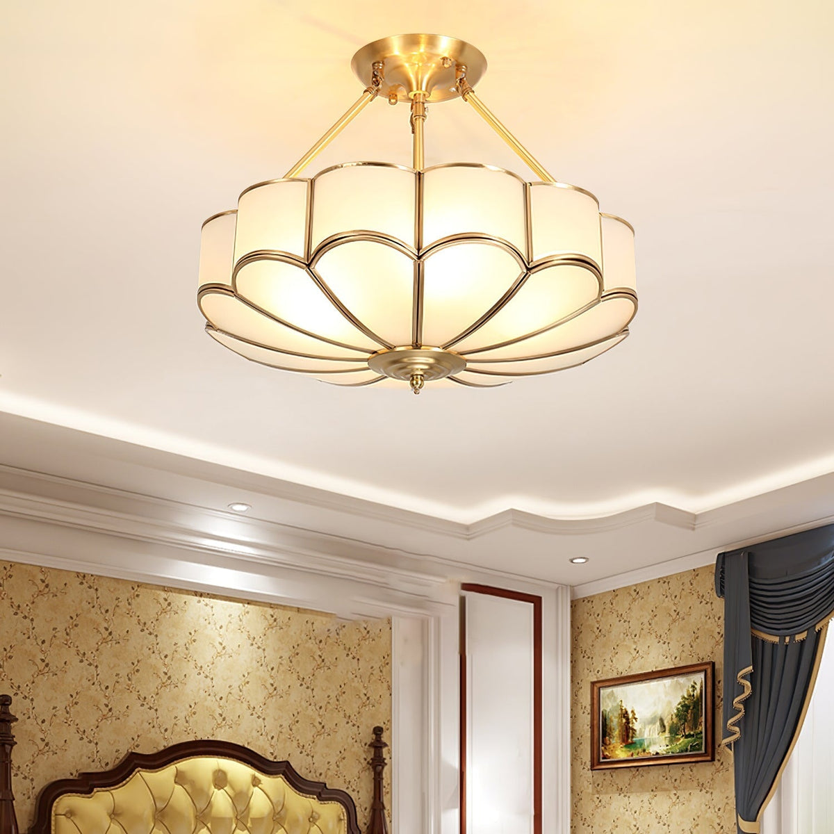 Levenor plafondlamp van matglas met bloemblaadjes en messing afwerking