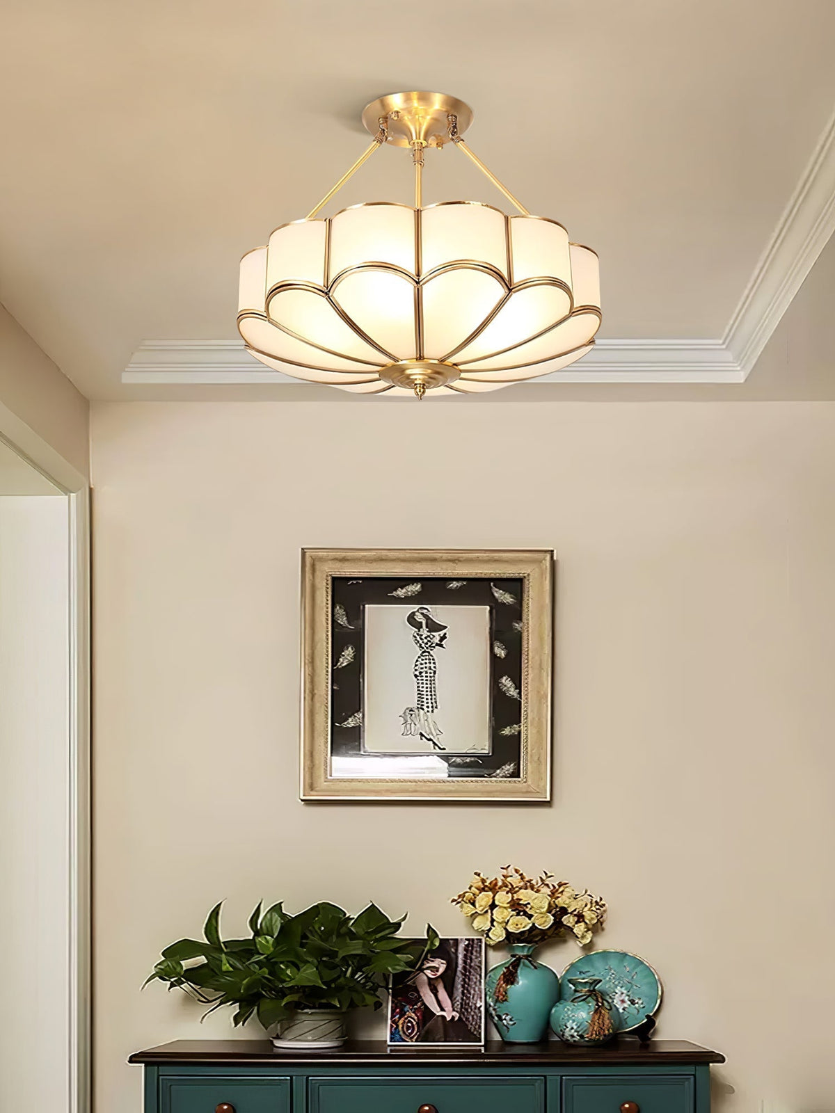 Levenor plafondlamp van matglas met bloemblaadjes en messing afwerking