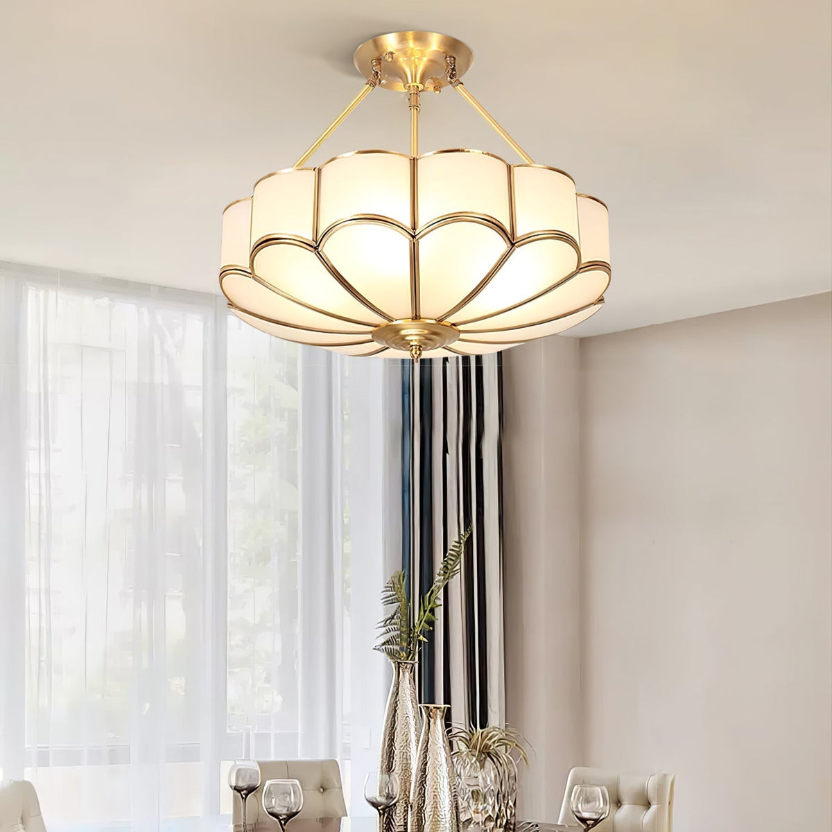 Levenor plafondlamp van matglas met bloemblaadjes en messing afwerking