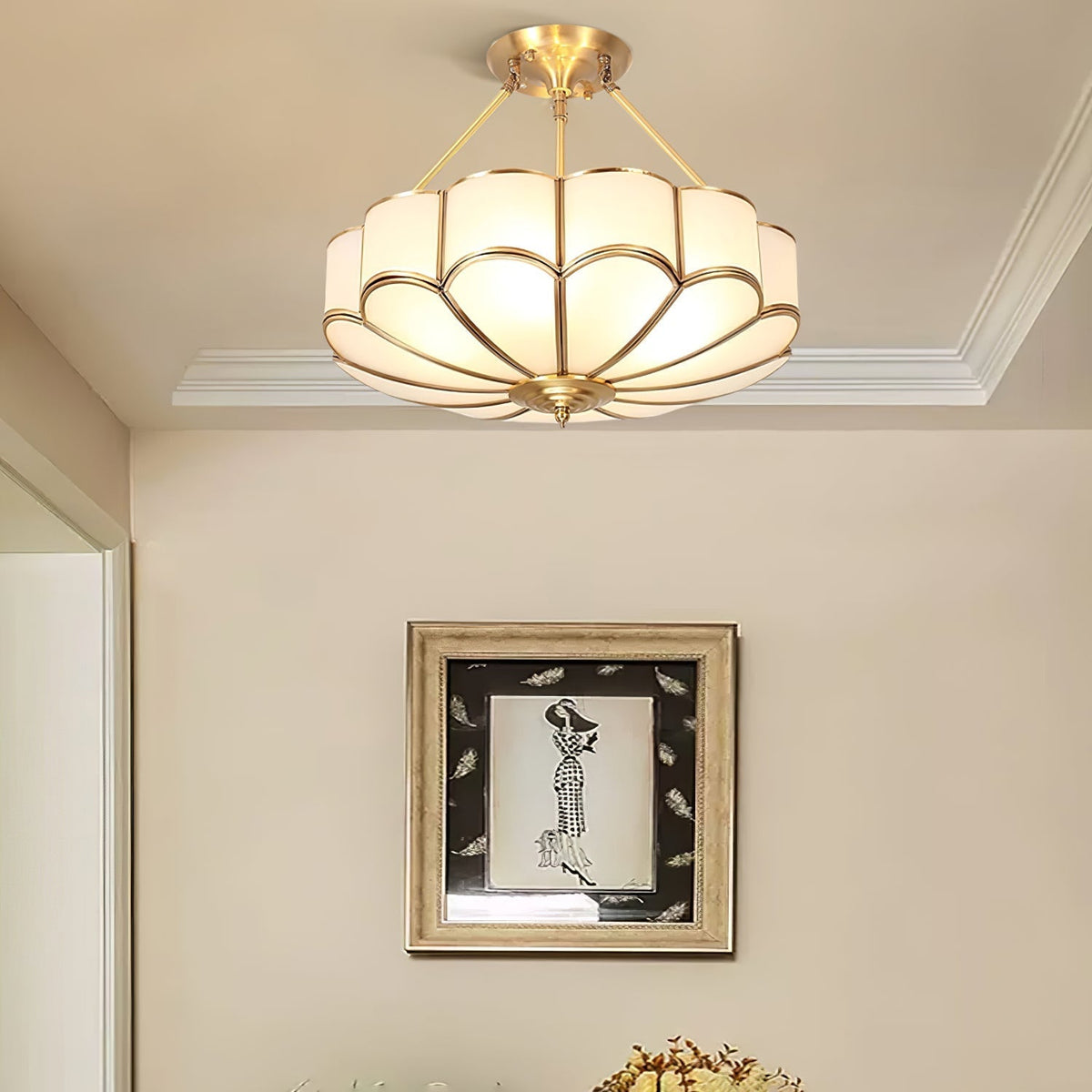 Levenor plafondlamp van matglas met bloemblaadjes en messing afwerking