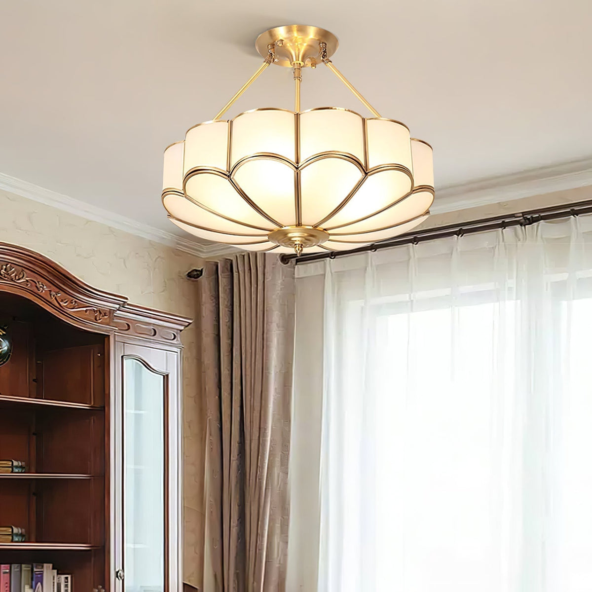 Levenor plafondlamp van matglas met bloemblaadjes en messing afwerking