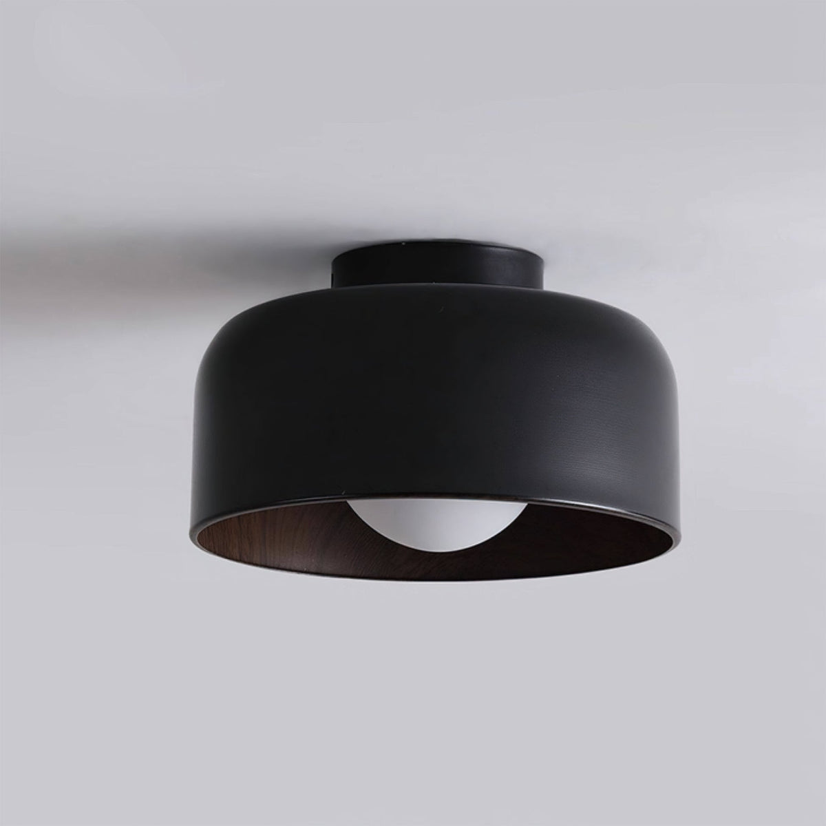 Vanden plafondlamp met walnootkleurige afwerking