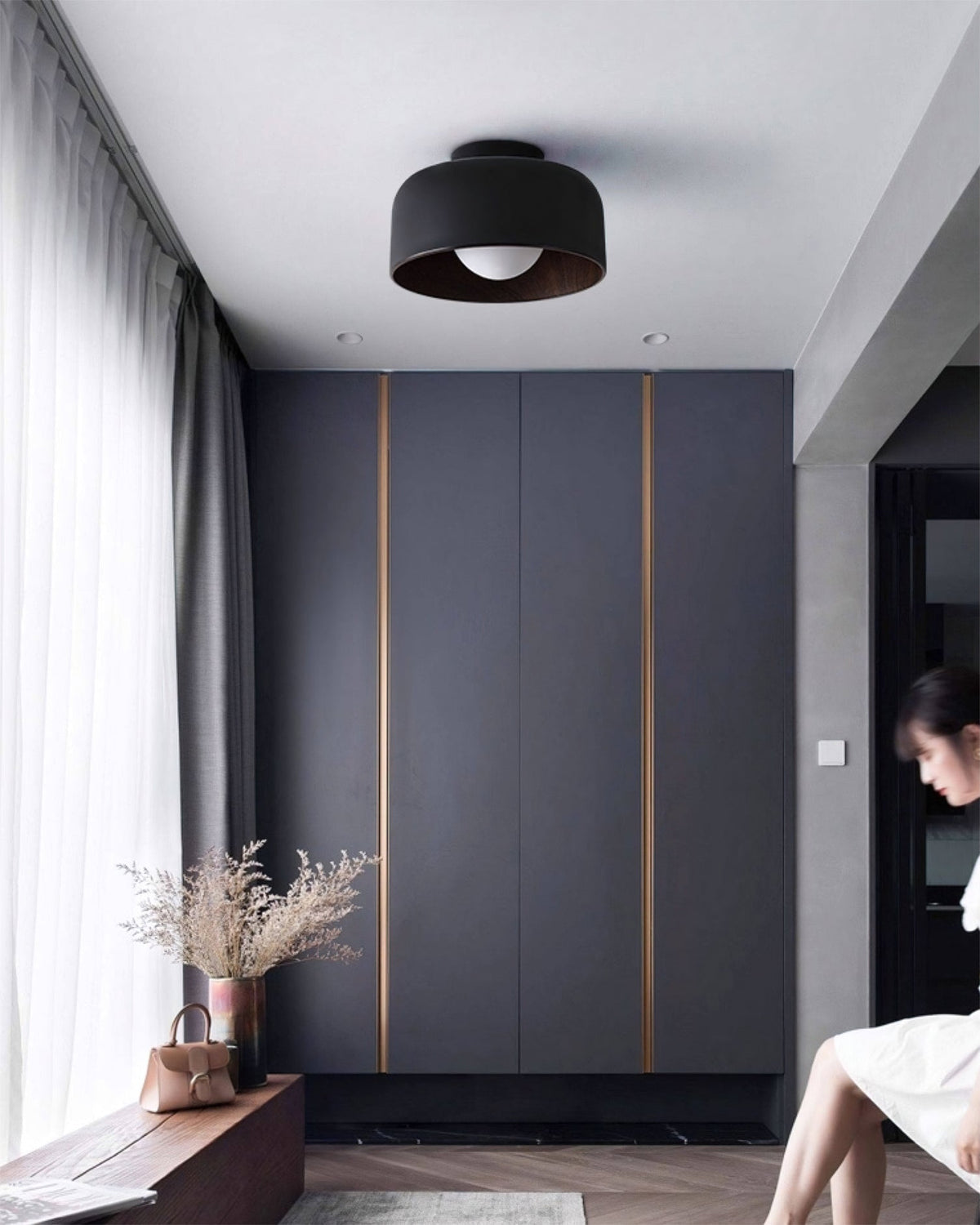 Vanden plafondlamp met walnootkleurige afwerking