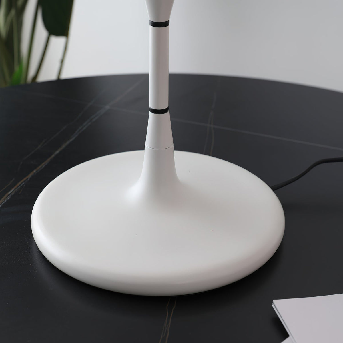 Revenor acryl futuristische tafellamp