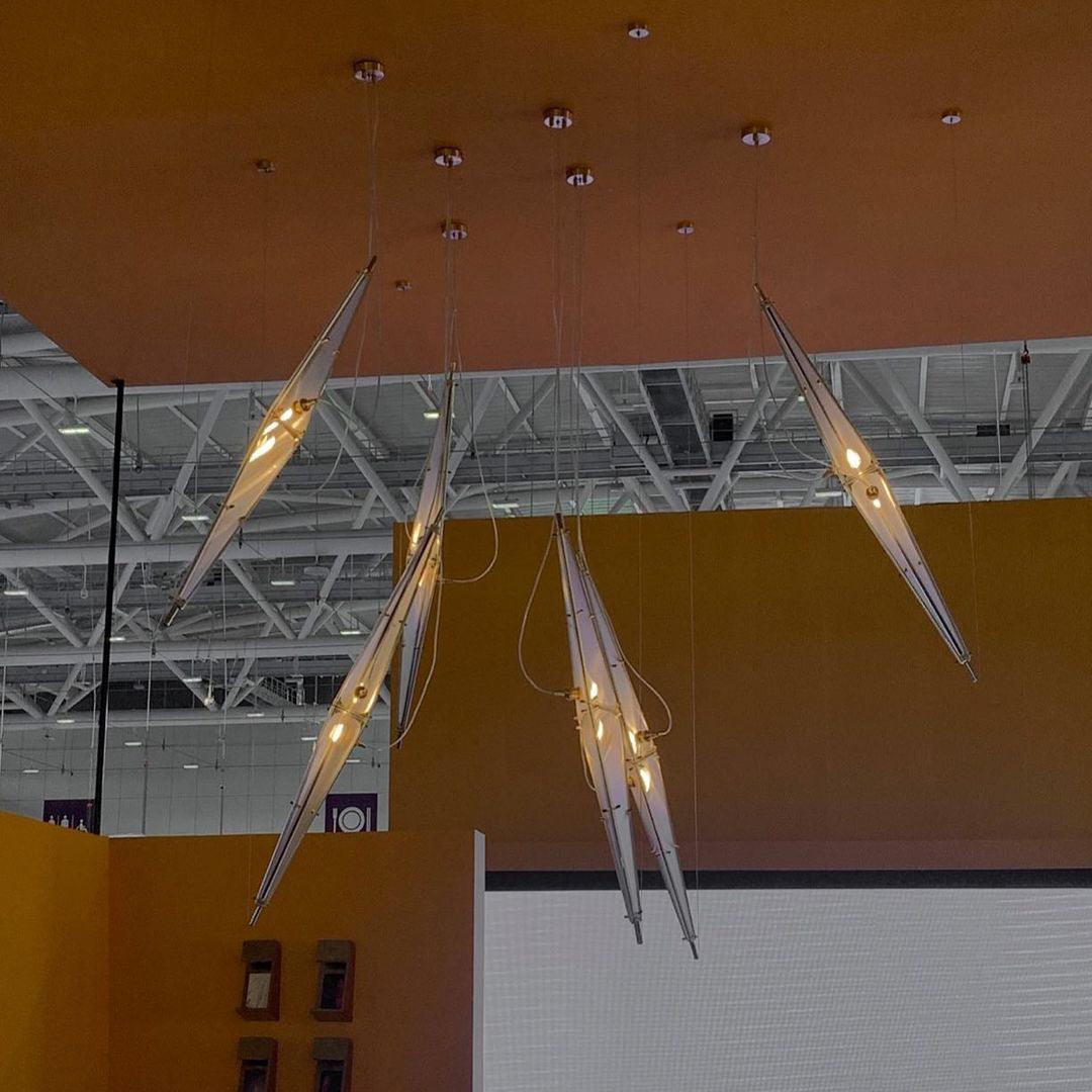 Adan moderne hanglamp met minimalistisch kunstwerk
