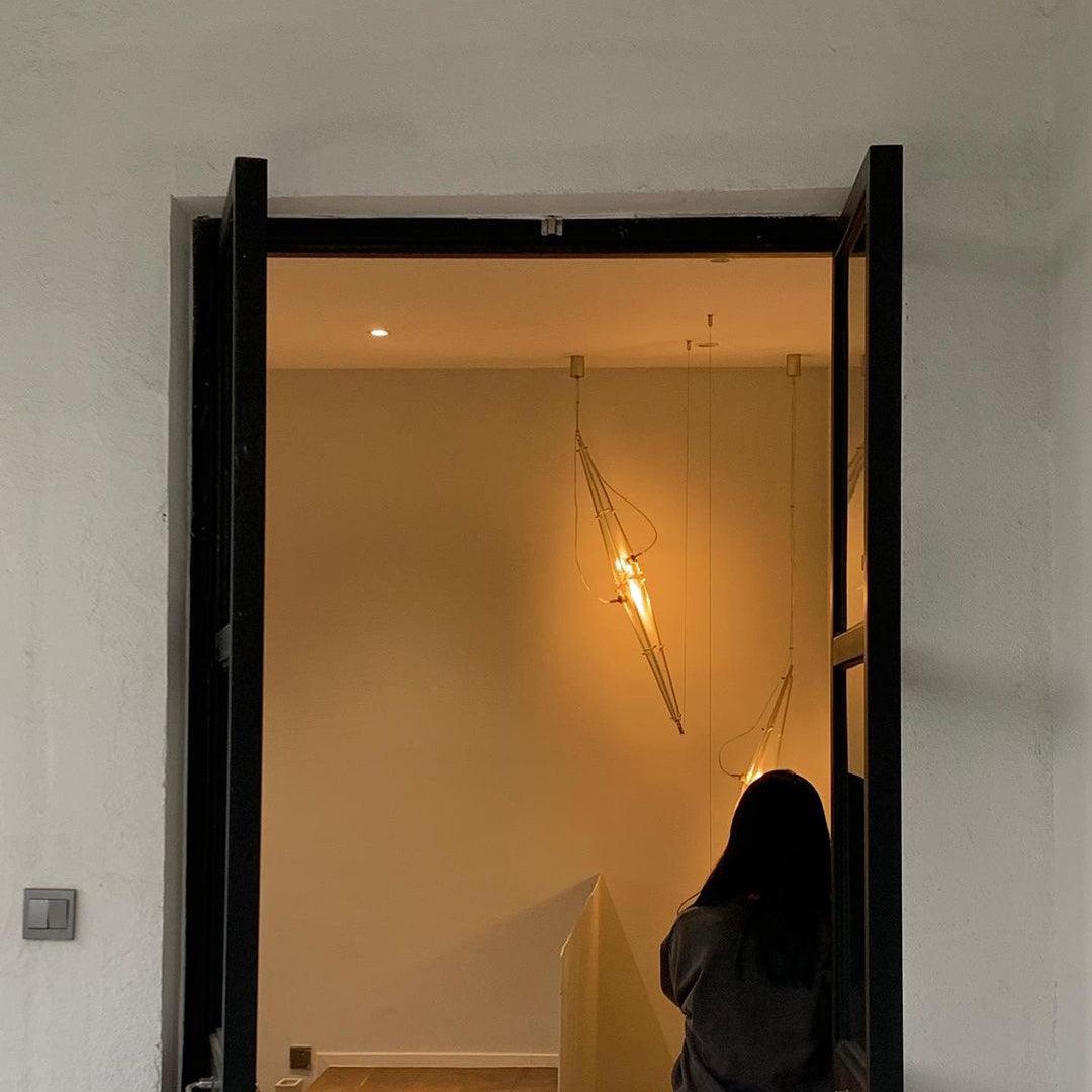 Adan moderne hanglamp met minimalistisch kunstwerk