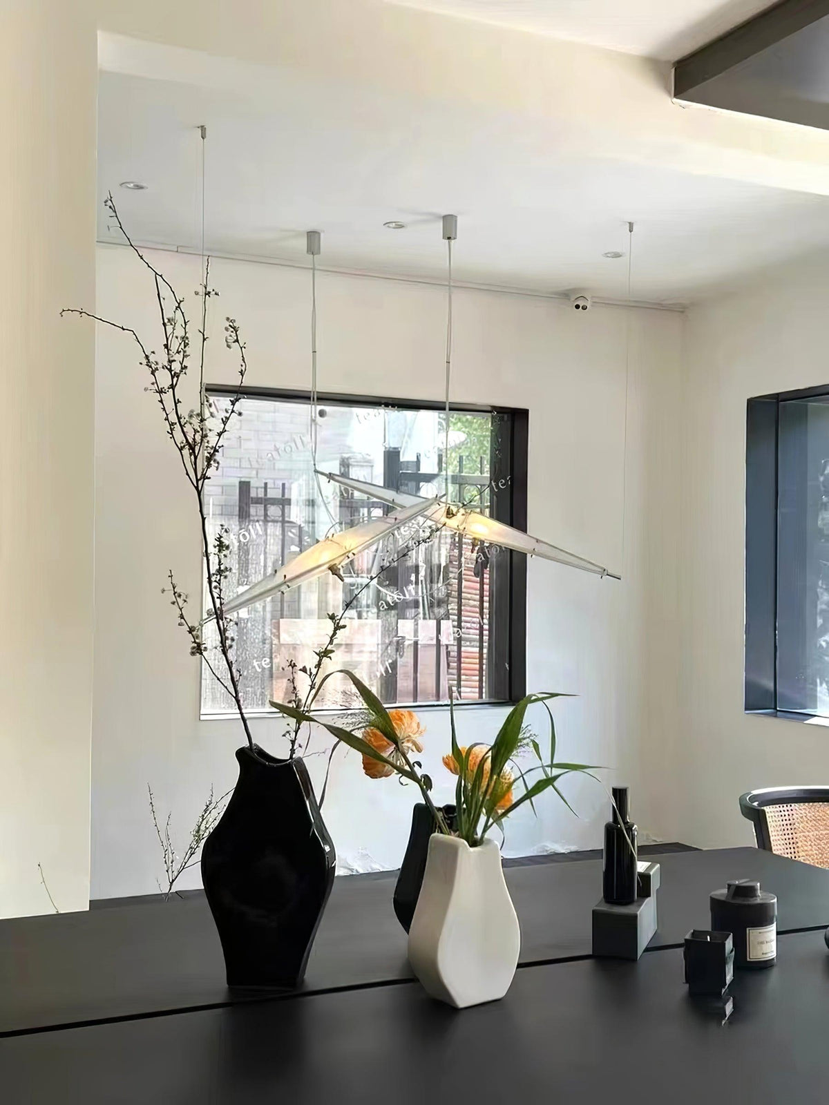 Adan moderne hanglamp met minimalistisch kunstwerk