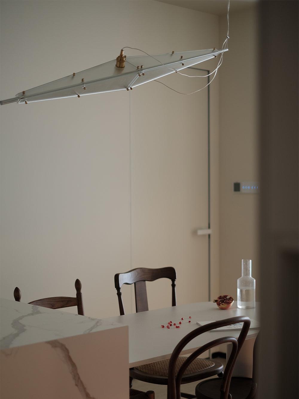 Adan moderne hanglamp met minimalistisch kunstwerk