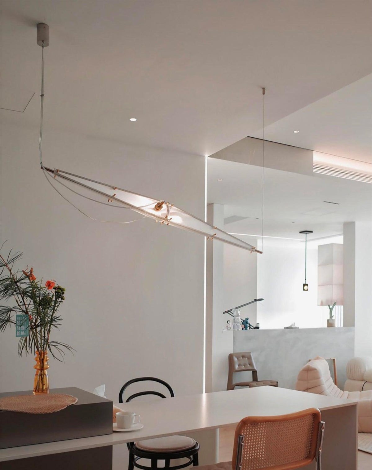 Adan moderne hanglamp met minimalistisch kunstwerk
