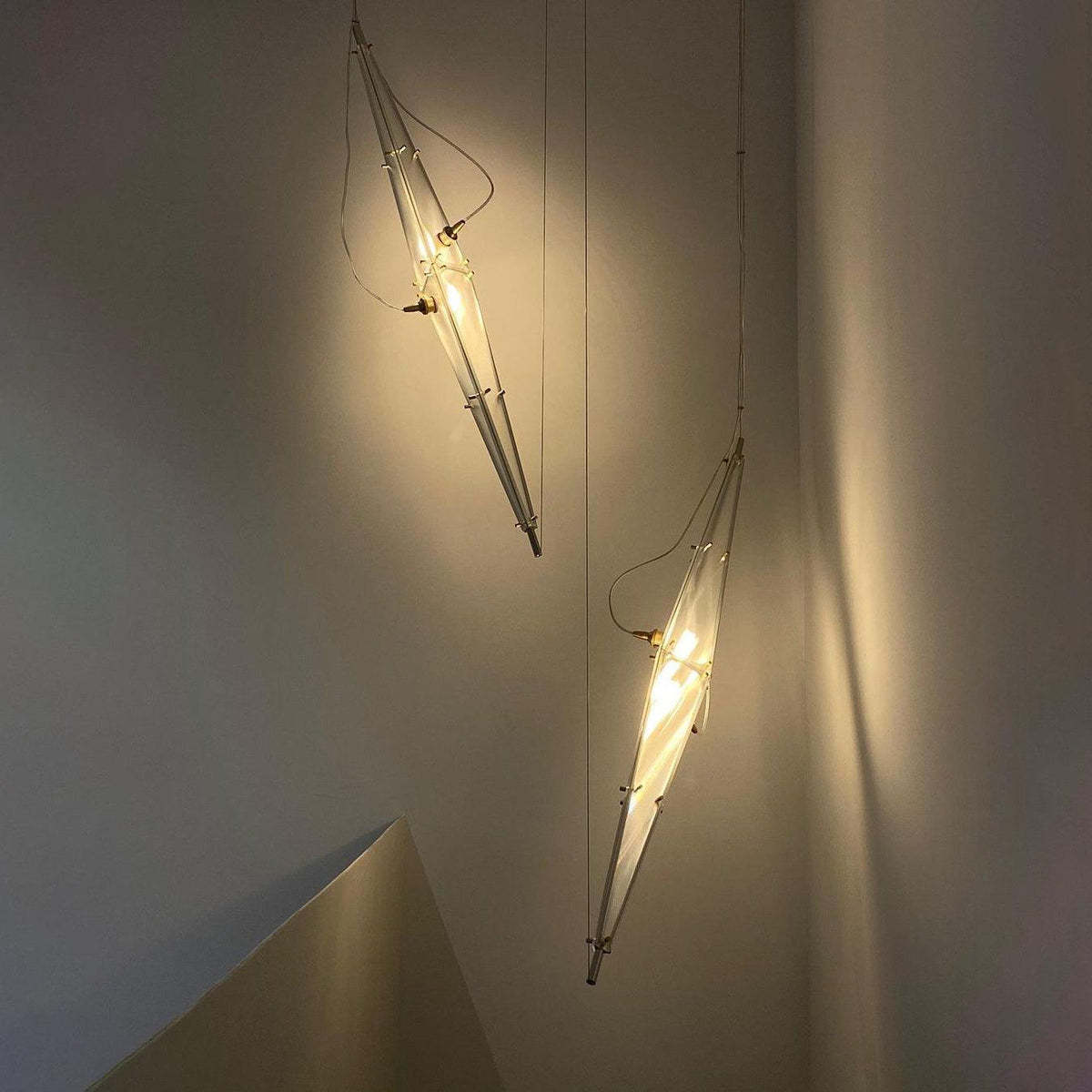 Adan moderne hanglamp met minimalistisch kunstwerk