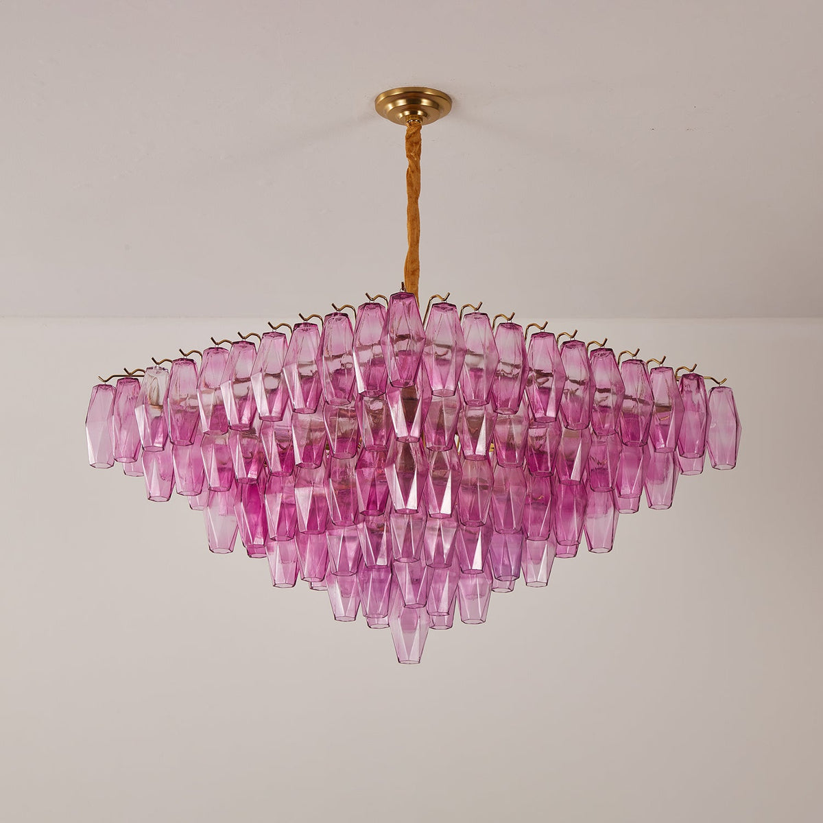 Miroian kroonluchter met fuchsia prismaglas in omgekeerde piramidevorm