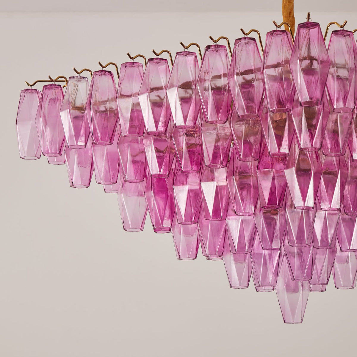 Miroian kroonluchter met fuchsia prismaglas in omgekeerde piramidevorm