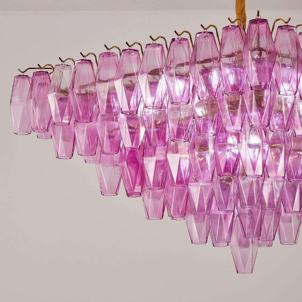 Miroian kroonluchter met fuchsia prismaglas in omgekeerde piramidevorm