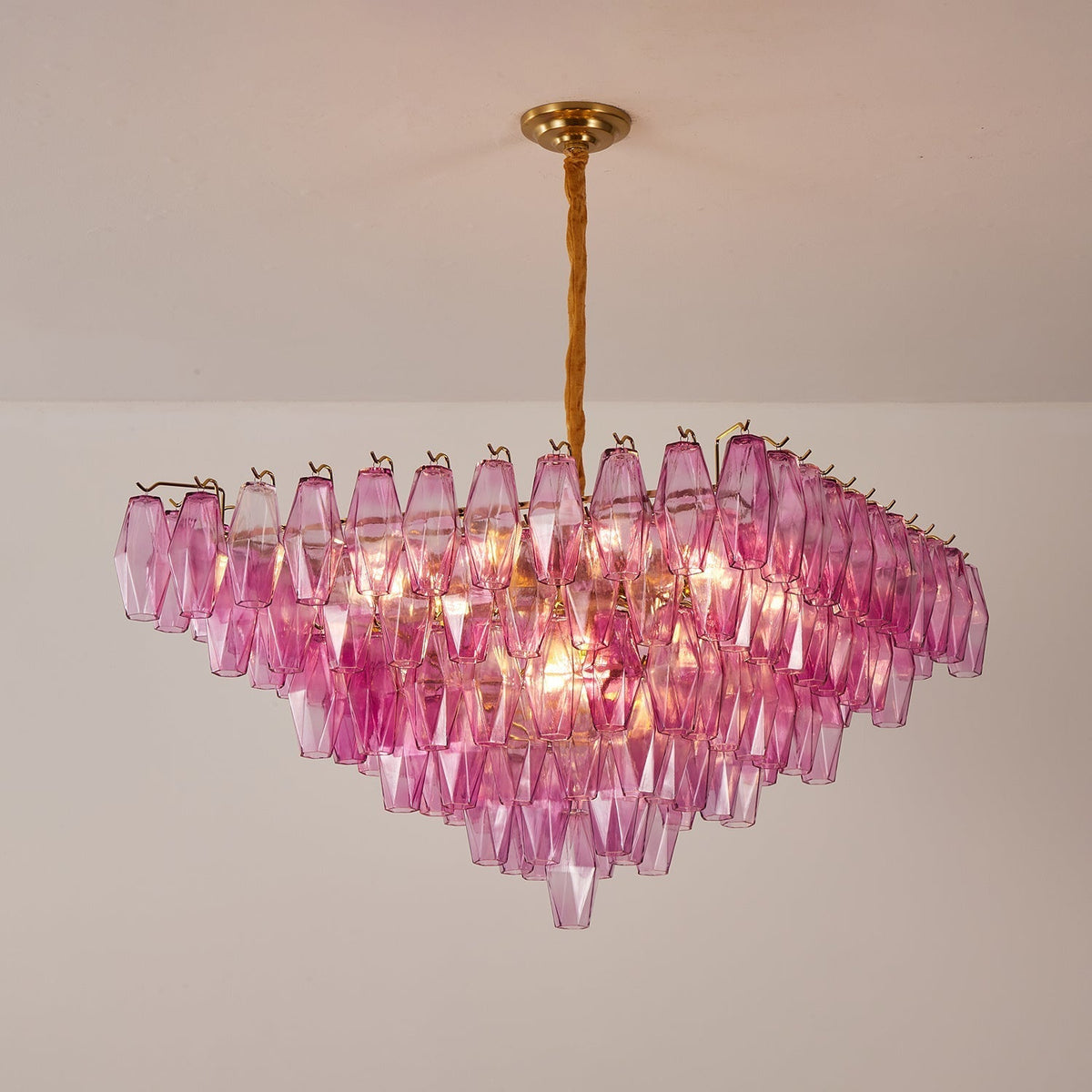 Miroian kroonluchter met fuchsia prismaglas in omgekeerde piramidevorm