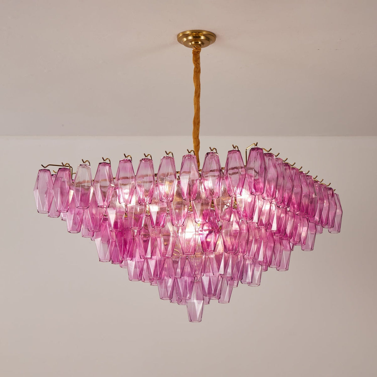 Miroian kroonluchter met fuchsia prismaglas in omgekeerde piramidevorm